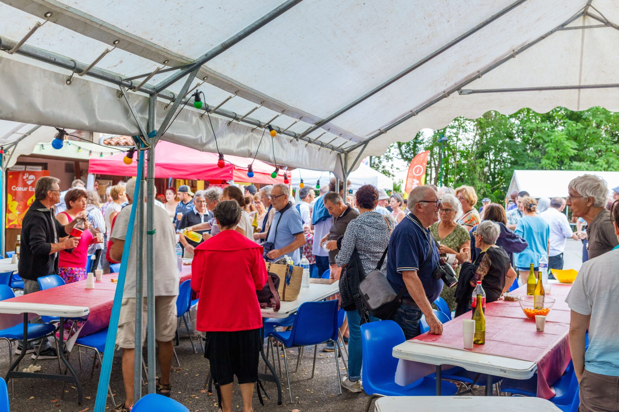 Repas festif sous chapiteau avec habitants en Cœur de Garonne