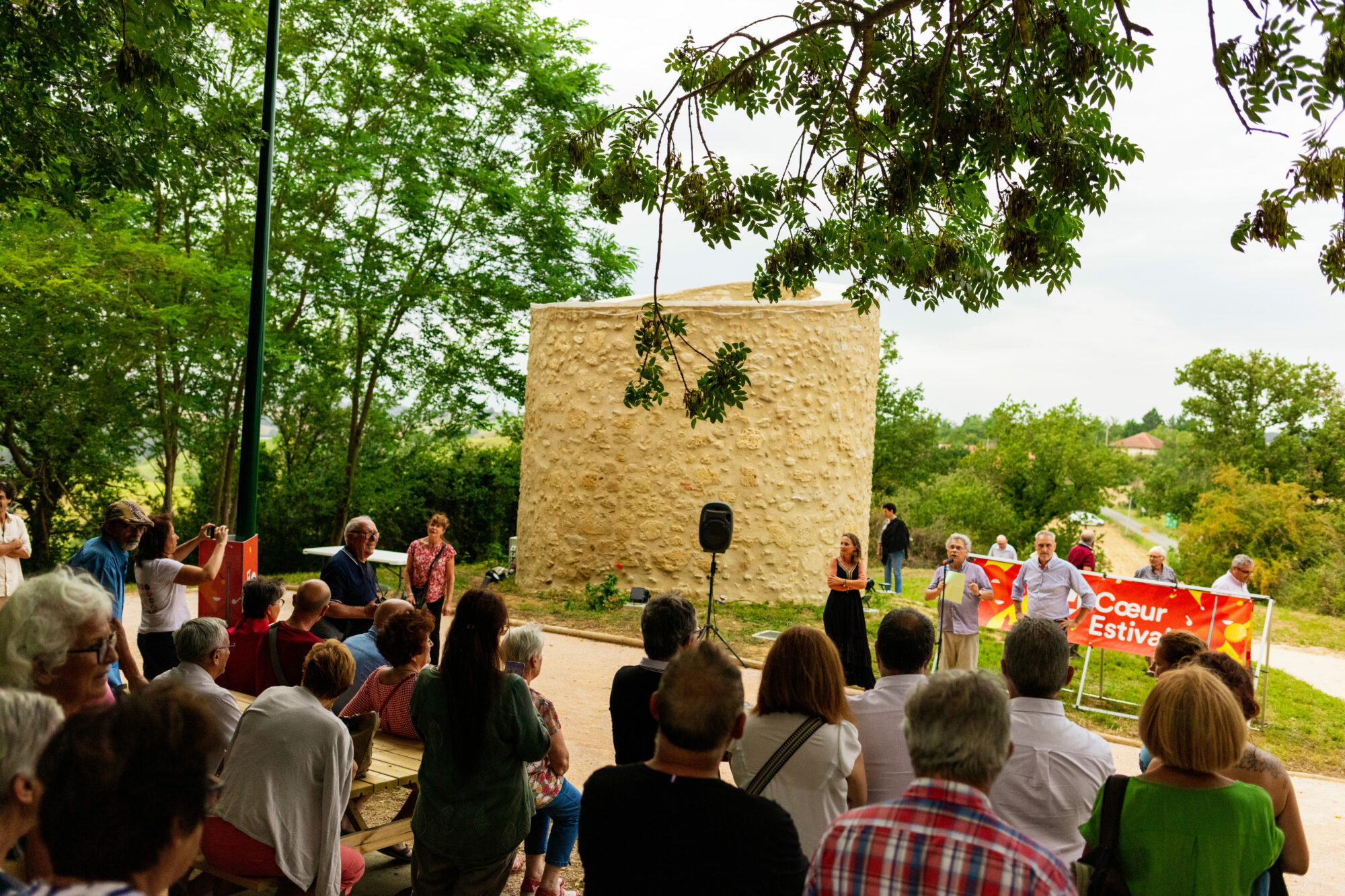 Public devant un moulin en pierre, événement Cœur Estival Cœur de Garonne