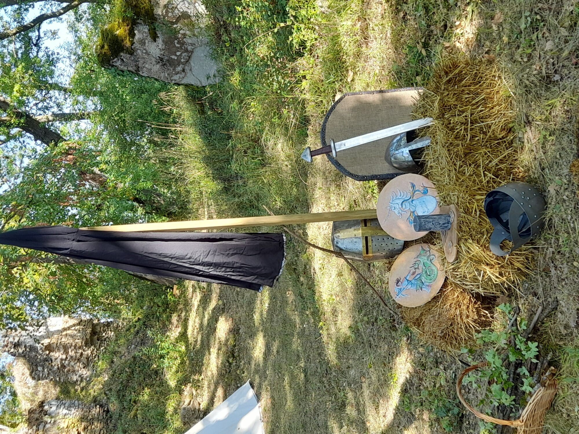 Équipement médiéval avec épée, bouclier et casque en présentation