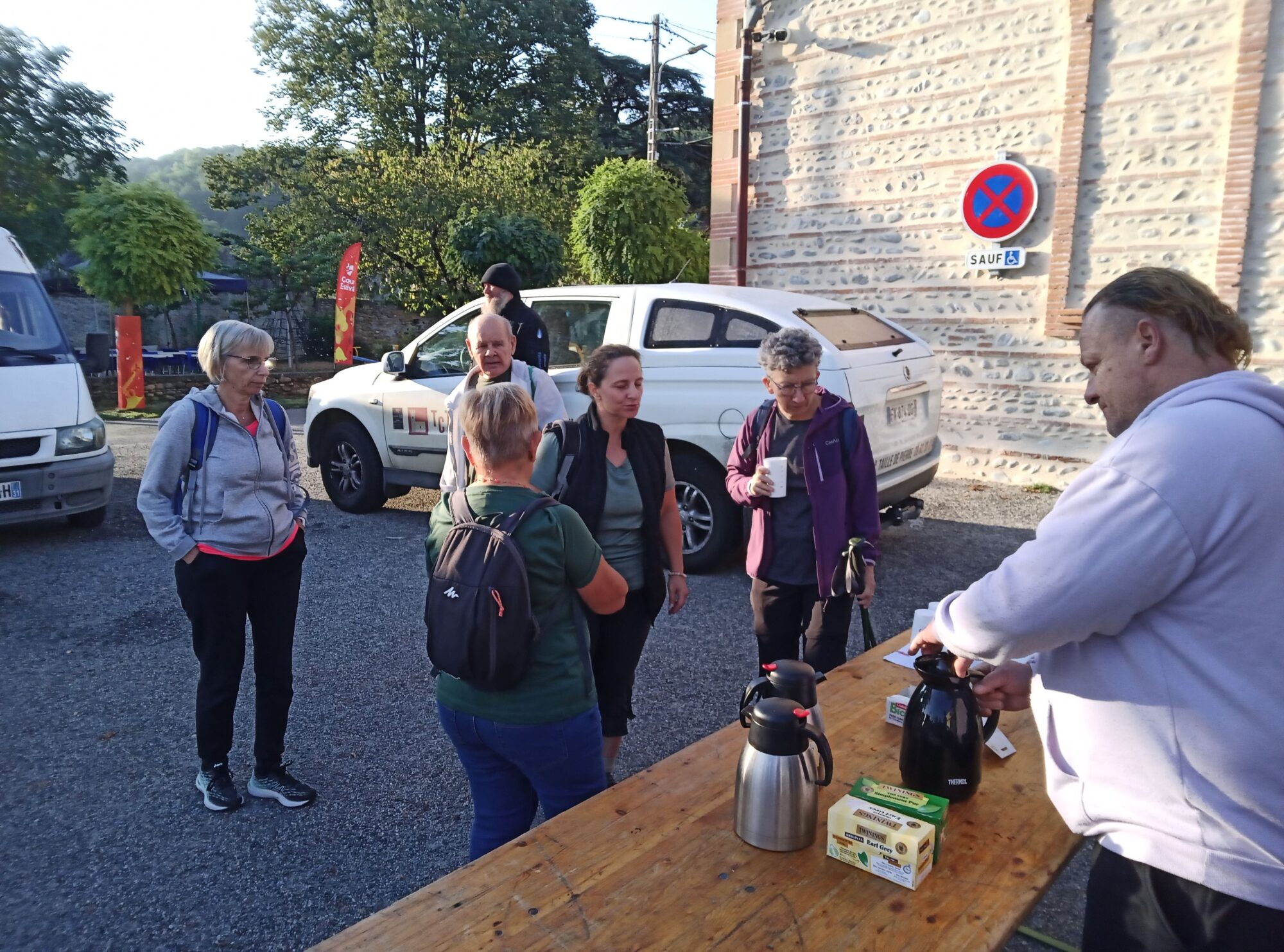 Randonneurs accueillis autour d’un café par l’Office de Tourisme Cœur de Garonne