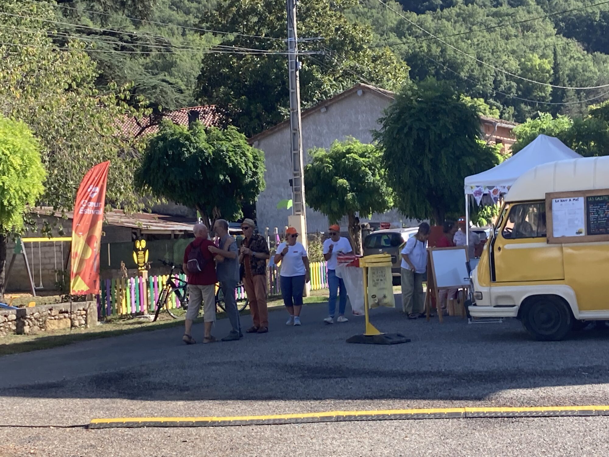 Stand de restauration et visiteurs à Cœur Estival, Cœur de Garonne