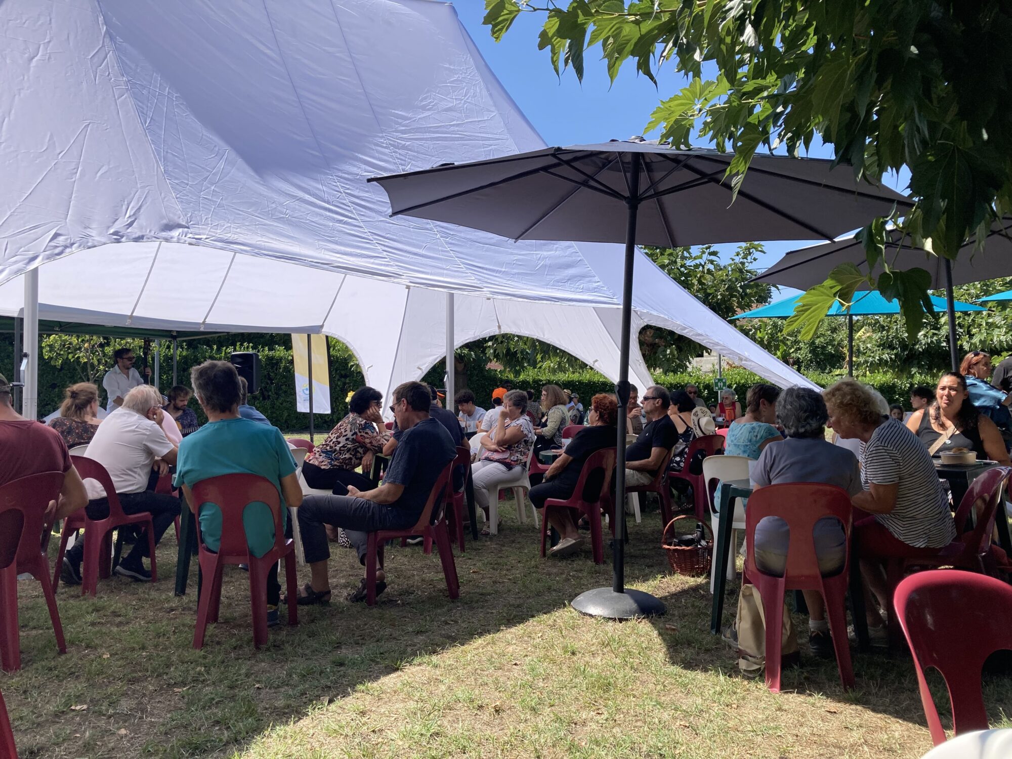 Public assis sous chapiteau lors d’un événement Cœur de Garonne