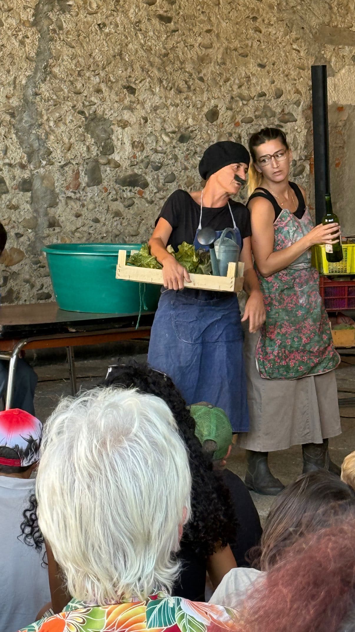 Scène théâtrale de maraîchères devant le public, Office de Tourisme Cœur de