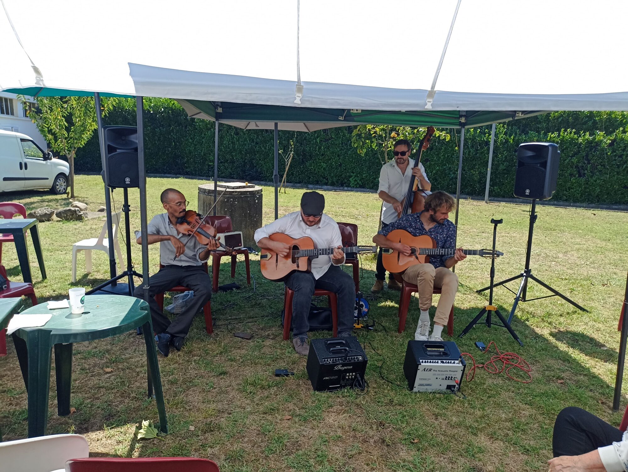 Quatuor de musiciens avec violon, guitares et contrebasse en concert