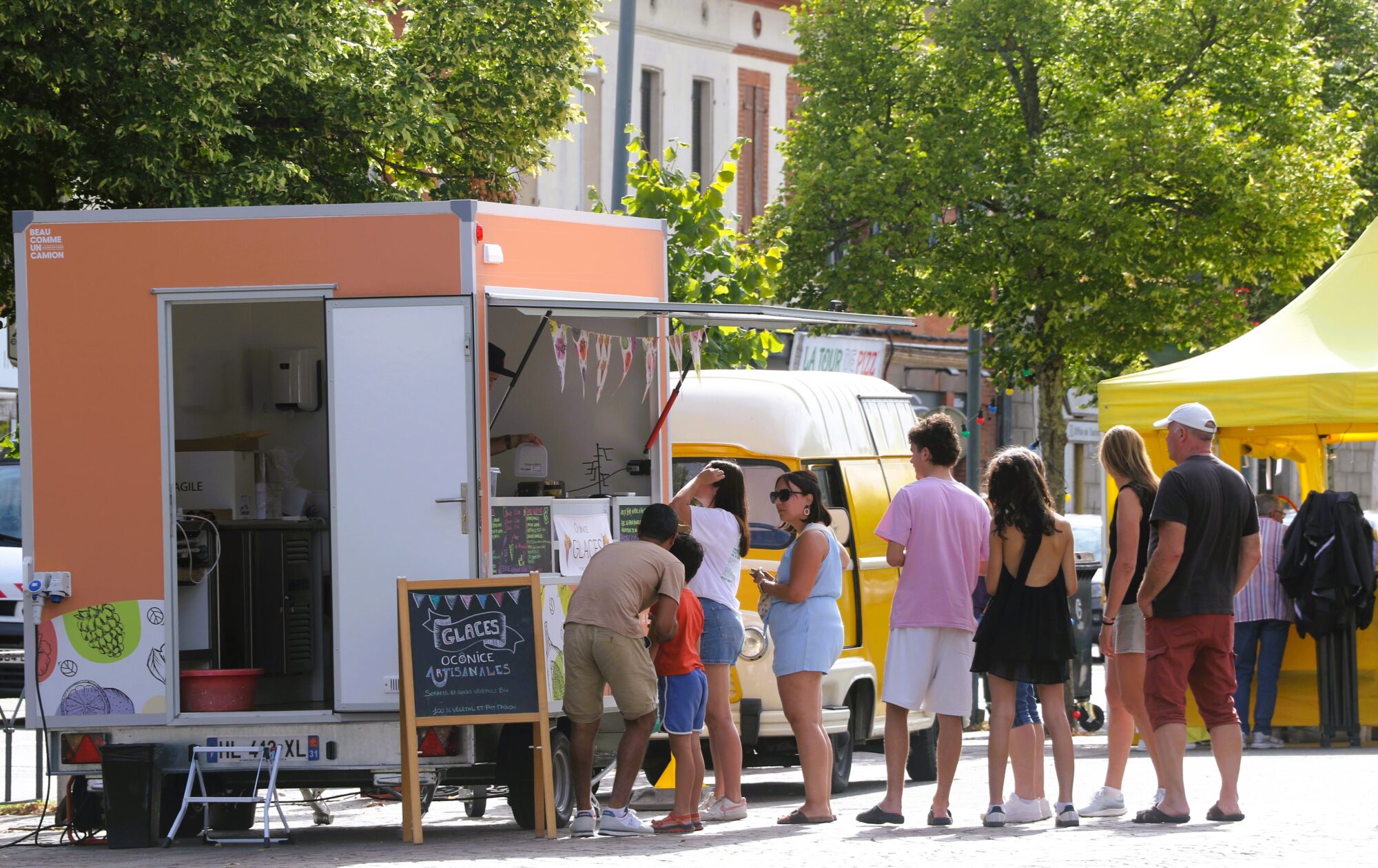 File d’attente devant un camion de glaces artisanales en centre-ville