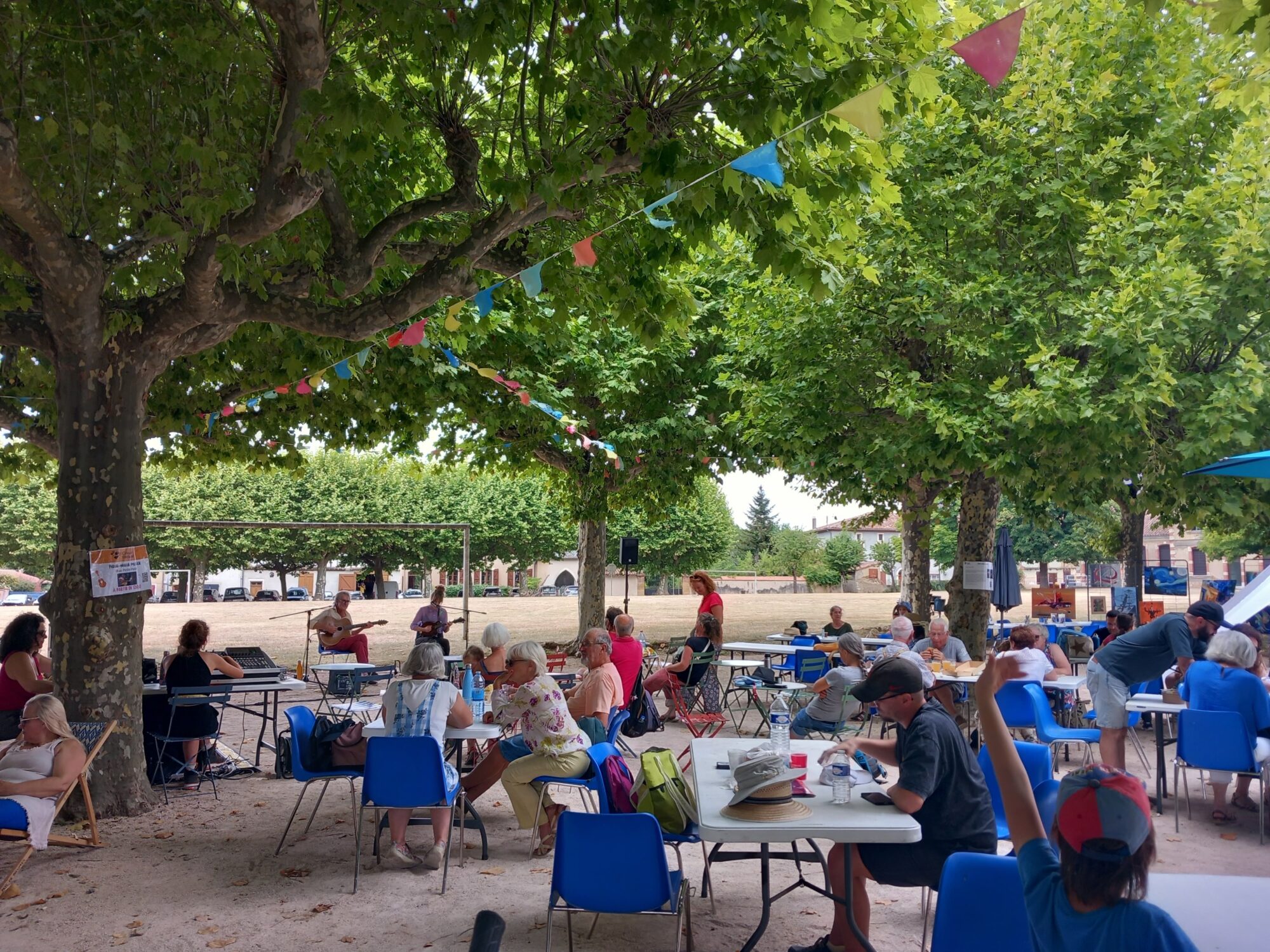 Concert en plein air et public attablé, Office de Tourisme Cœur de Garonne