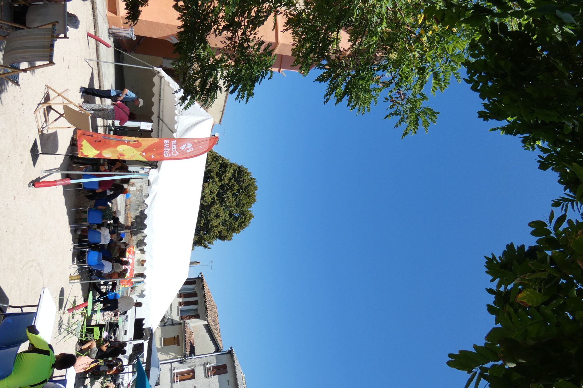 Stand d’animation estivale avec visiteurs, Office de Tourisme Cœur de Garonne