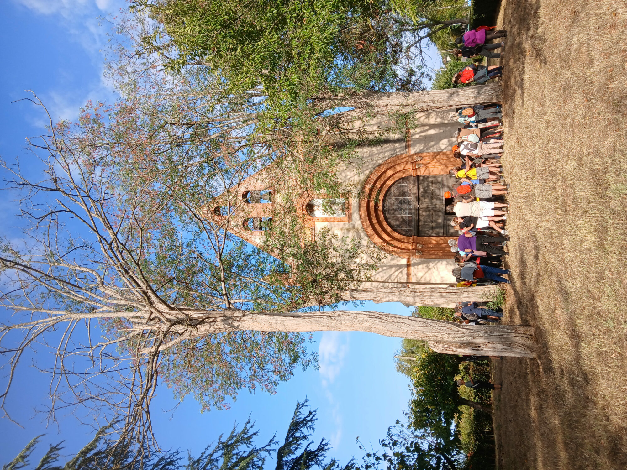 Groupe devant une chapelle, visite Office de Tourisme Cœur de Garonne