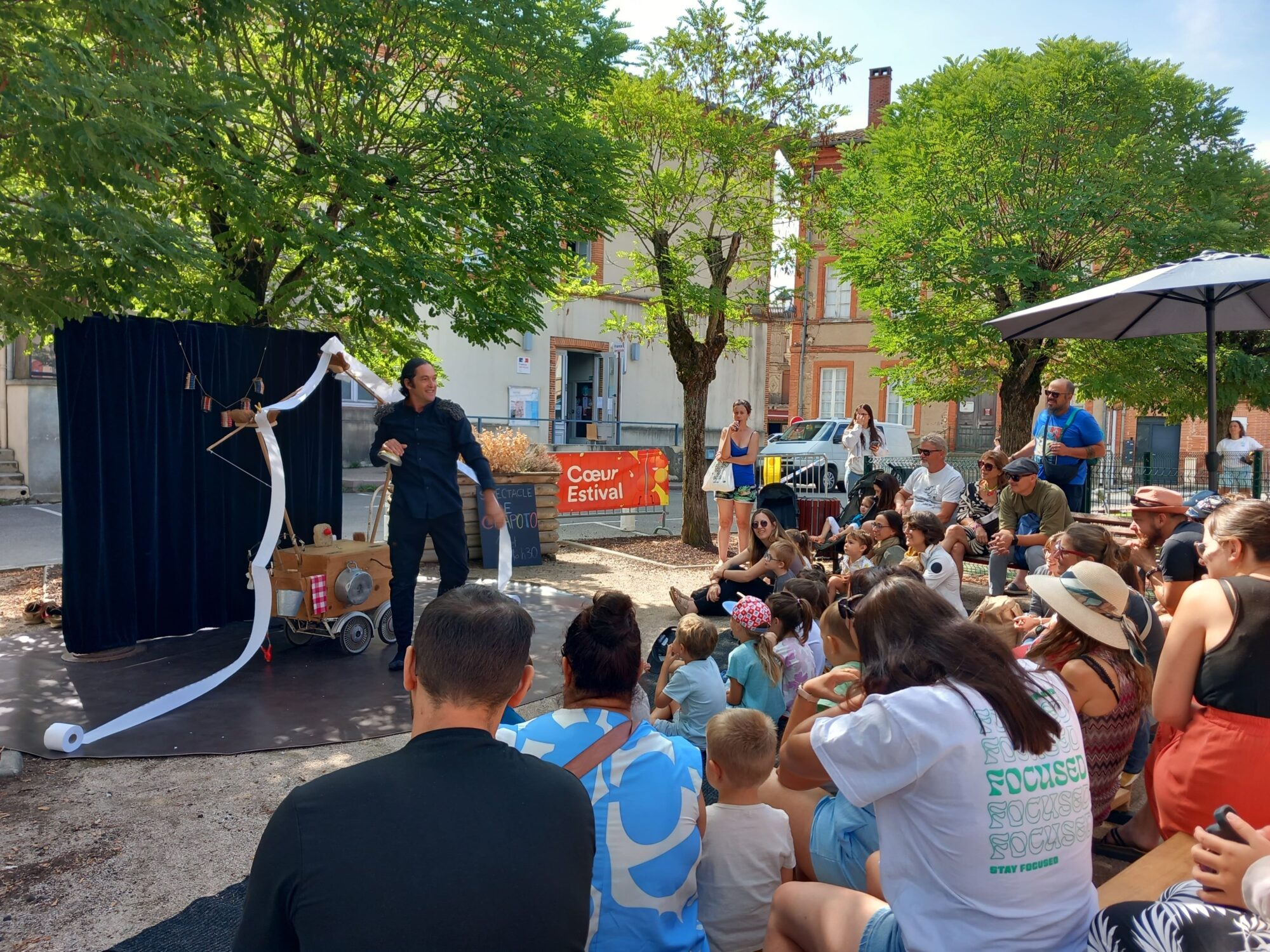 Spectacle de rue en plein air devant un public familial à Cœur Estival