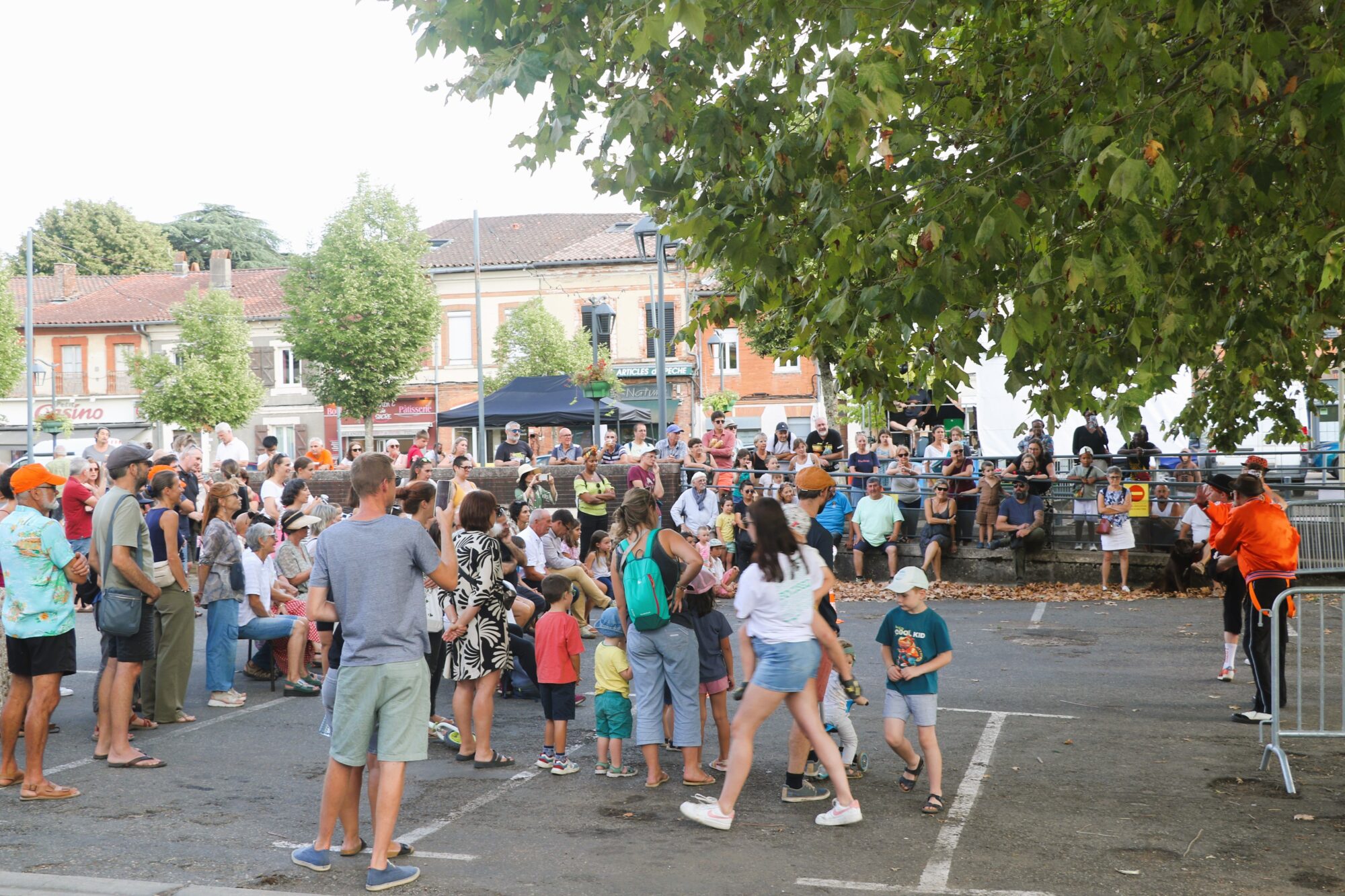 Spectacle de rue devant le public, Office de Tourisme Cœur de Garonne