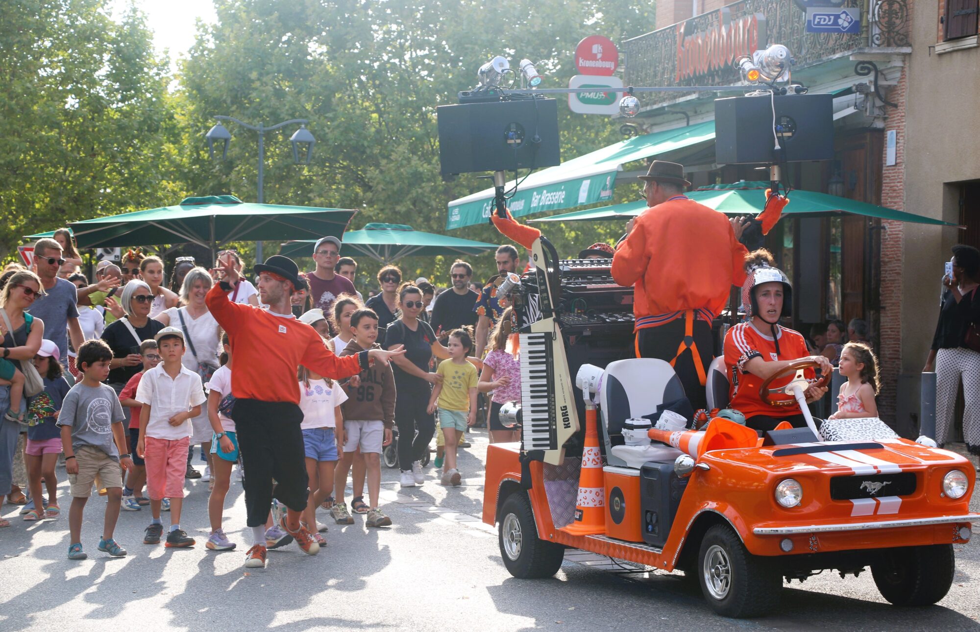 Parade de rue festive avec voiture musicale, Office de Tourisme Cœur de Garonne