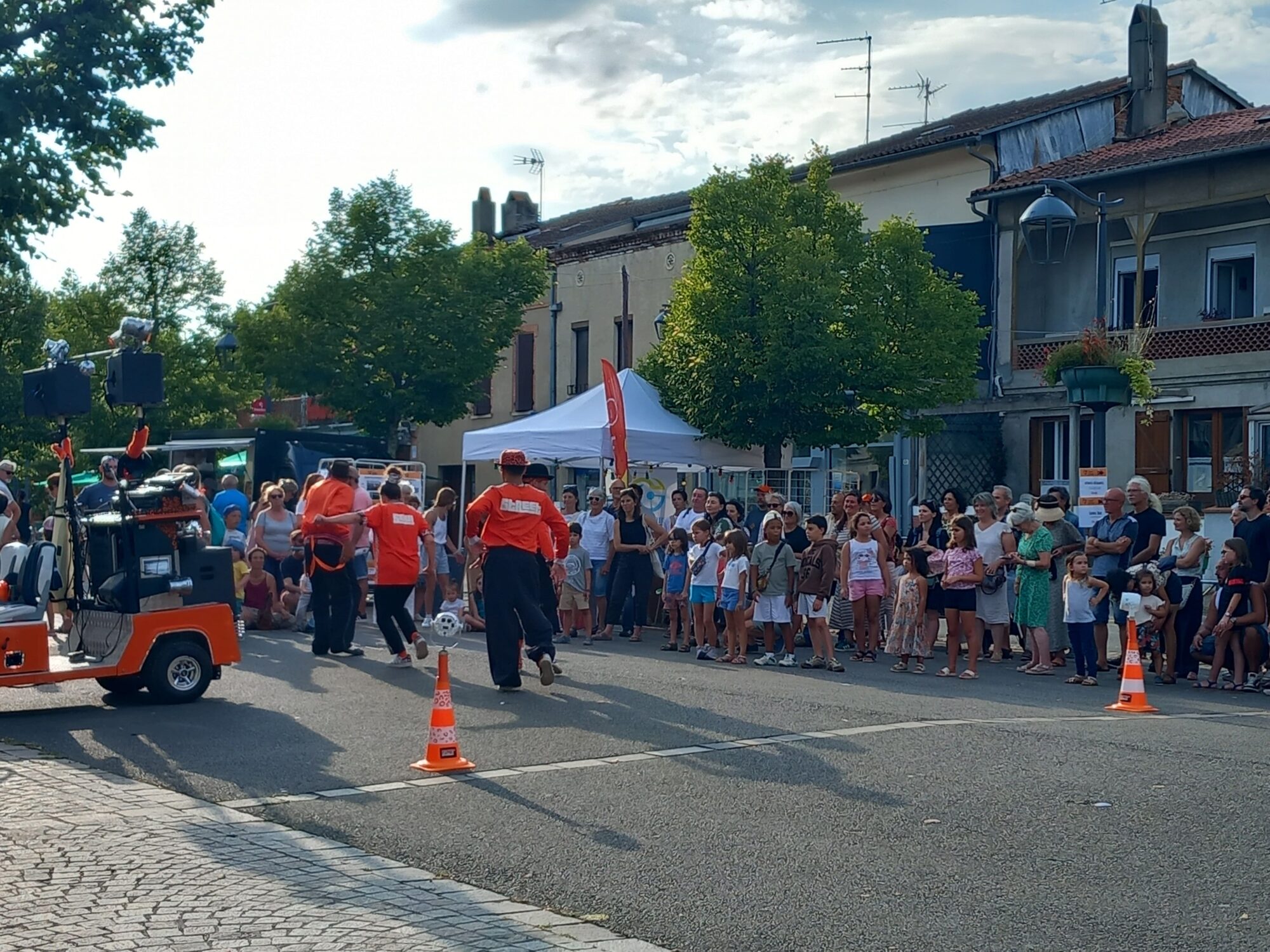 Spectacle de rue devant le public, Office de Tourisme Cœur de Garonne