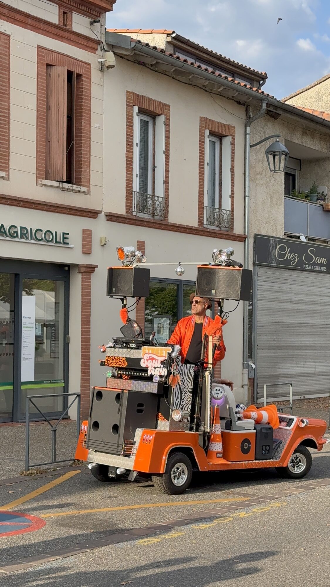 Artiste sur véhicule sonorisé orange, Office de Tourisme Cœur de Garonne