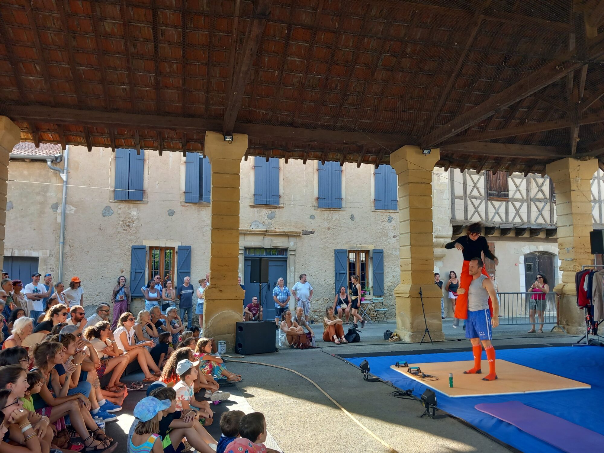 Spectacle d’acrobatie devant public, Office de Tourisme Cœur de Garonne