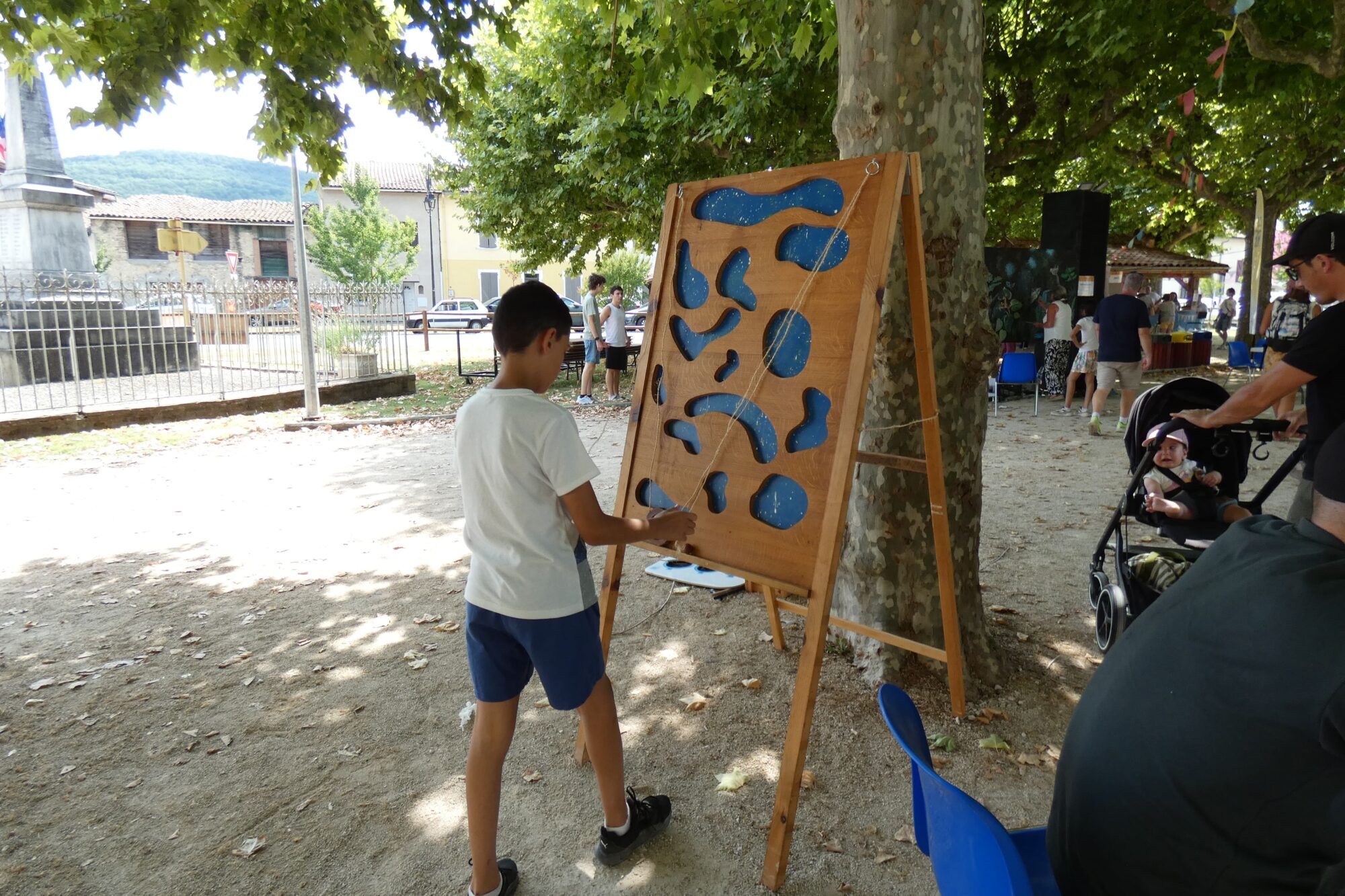 Enfant jouant à un jeu d’adresse en bois, Office de Tourisme Cœur de Garonne