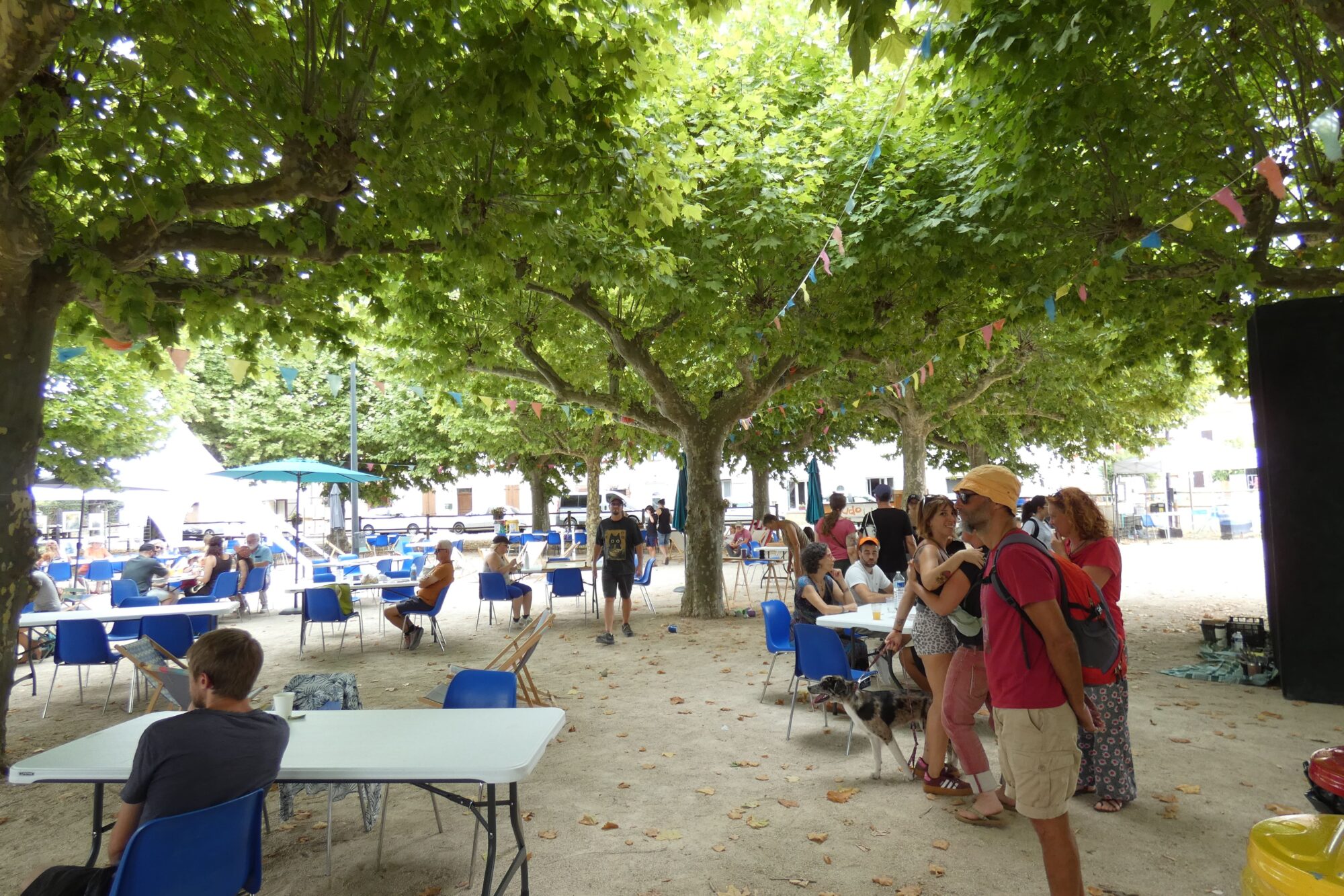 Place animée avec visiteurs attablés, Office de Tourisme Cœur de Garonne