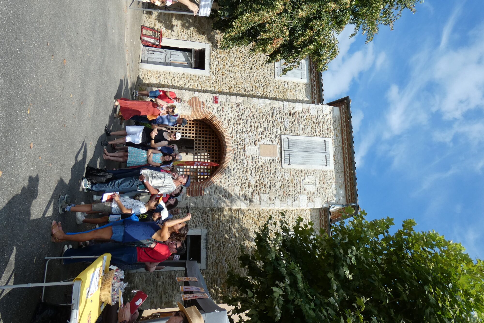 Visite guidée devant un bâtiment ancien, Office de Tourisme Cœur de Garonne