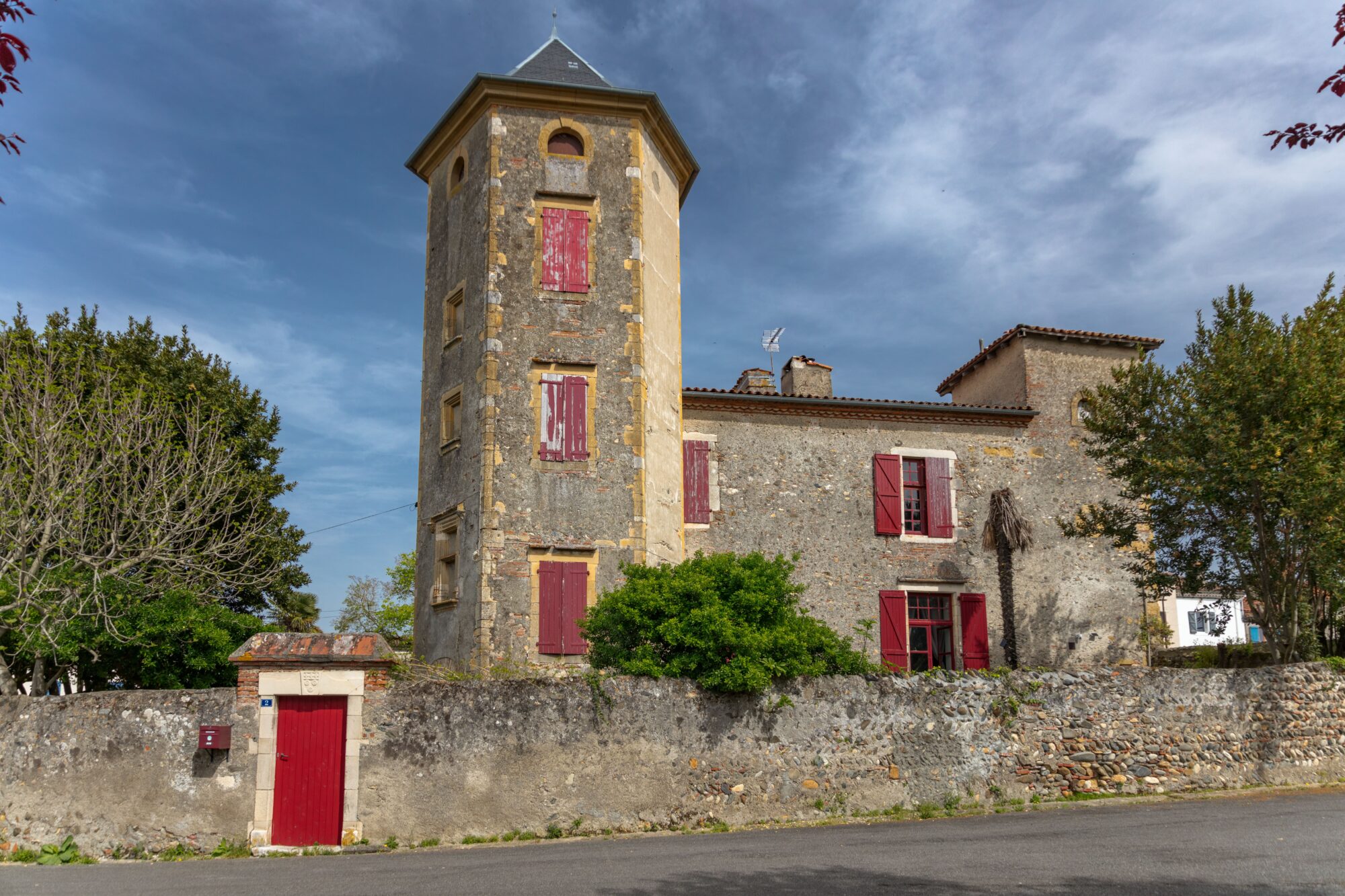 Maison en pierre avec tour et volets rouges, Cœur de Garonne
