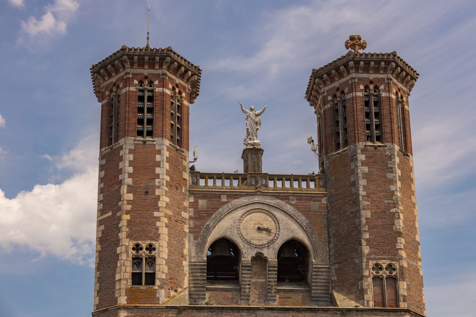 Façade d’église à deux clochers en brique, Office de Tourisme Cœur de Garonne