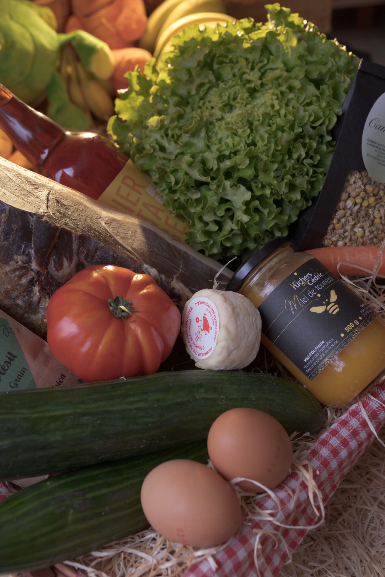 Panier de produits locaux Cœur de Garonne : légumes, œufs, miel et fromage