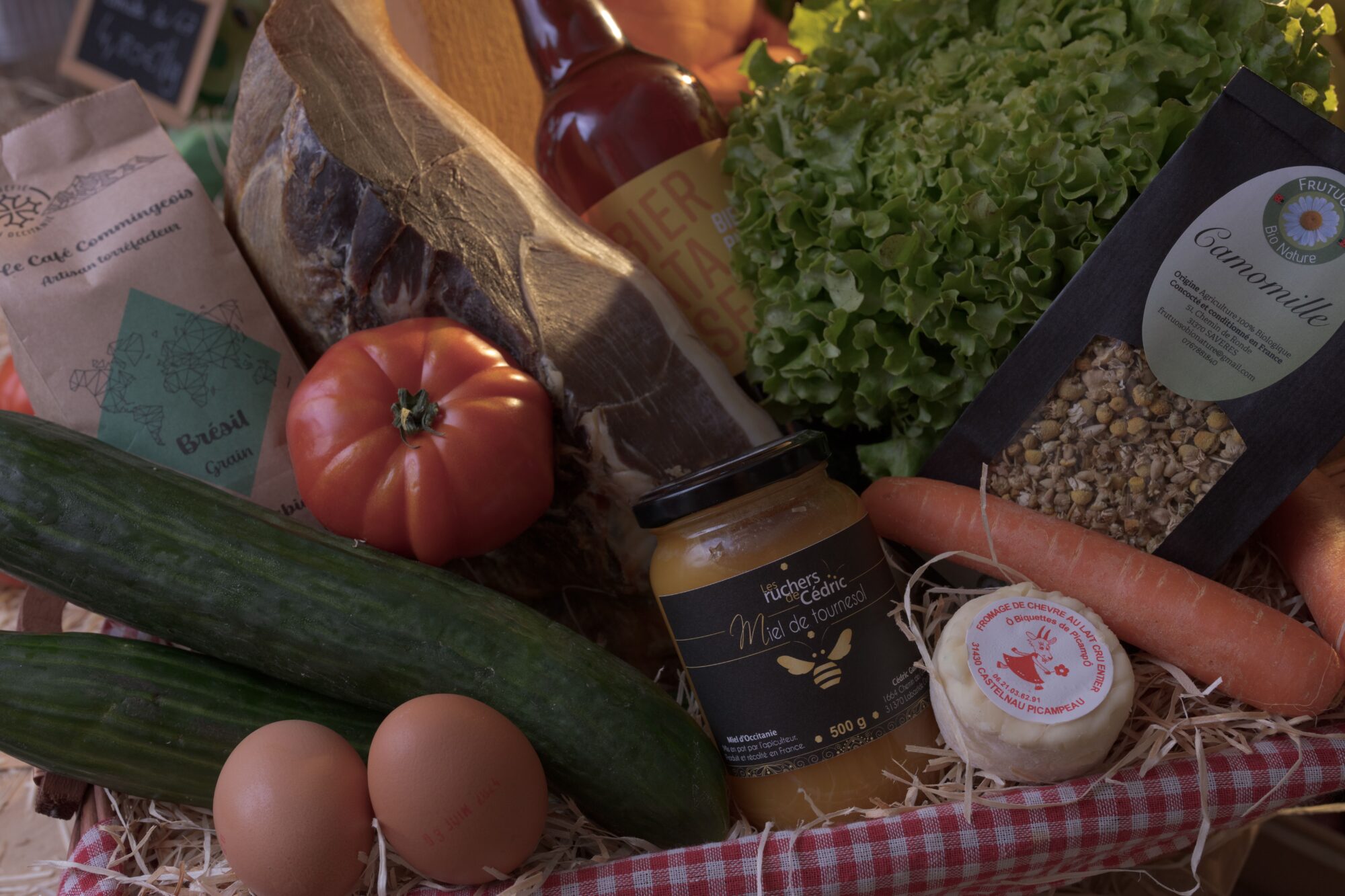 Panier de produits locaux Cœur de Garonne avec jambon, légumes et miel