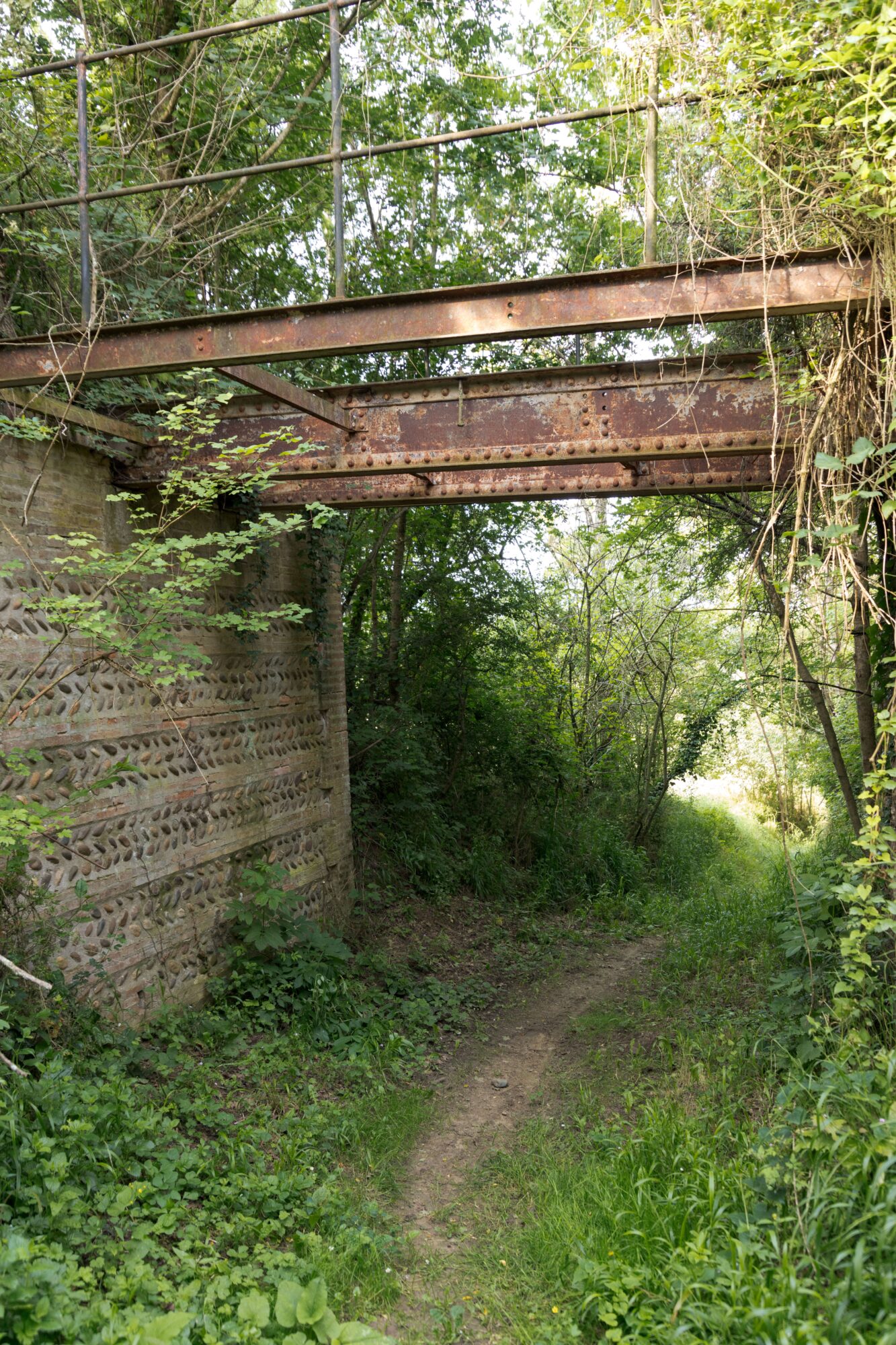 Ancien pont métallique rouillé sur sentier, Office de Tourisme Cœur de Garonne
