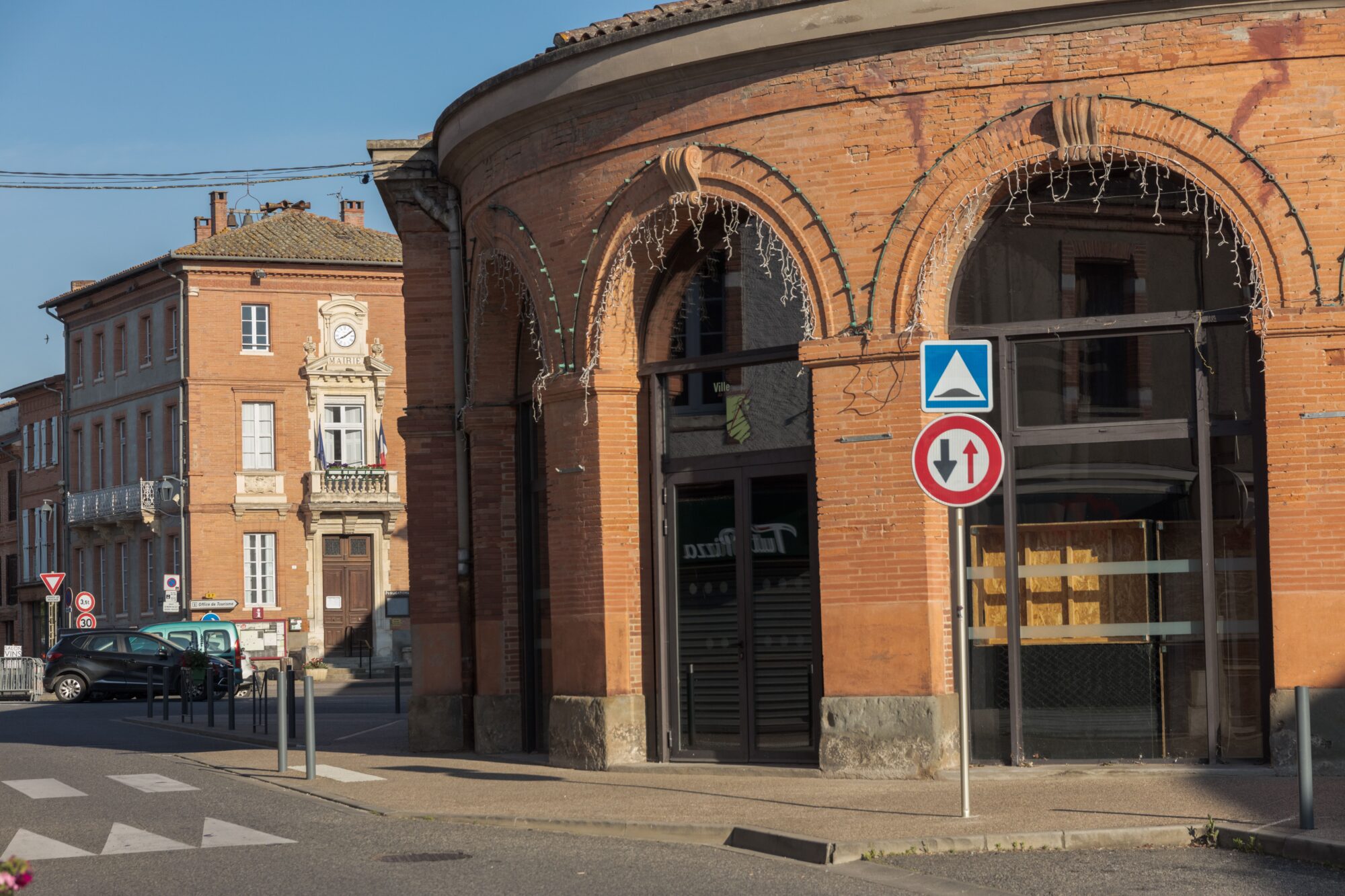 Office de Tourisme Cœur de Garonne dans un bâtiment en briques à arcades
