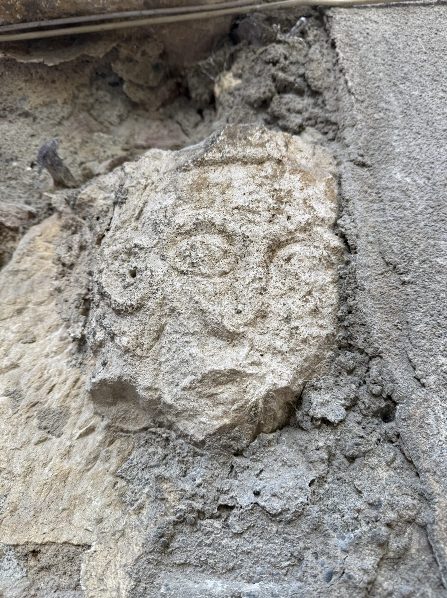 Visage sculpté en pierre ancienne, Office de Tourisme Cœur de Garonne