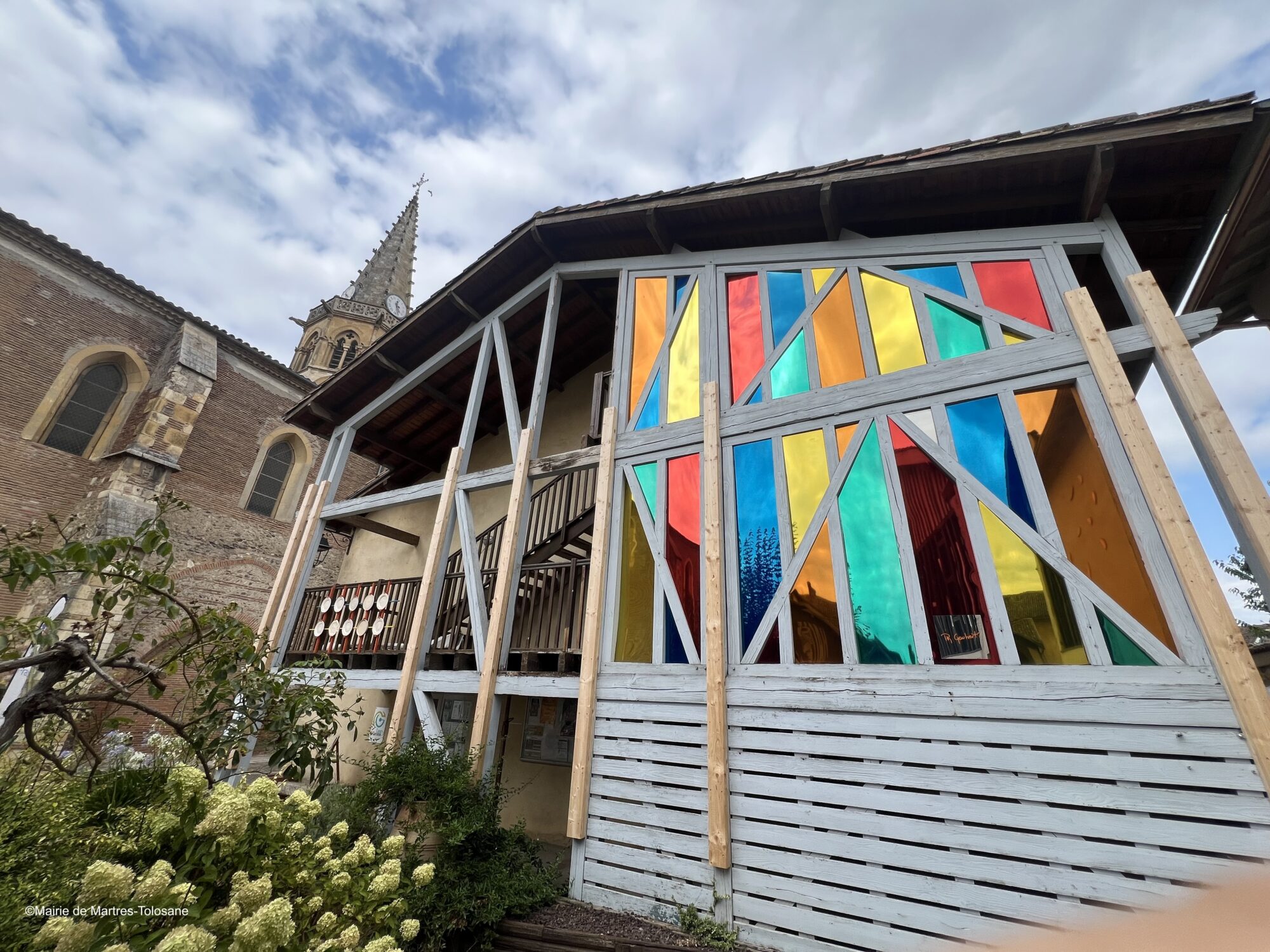 Façade à vitraux colorés près de l'église, Office de Tourisme Cœur de Garonne