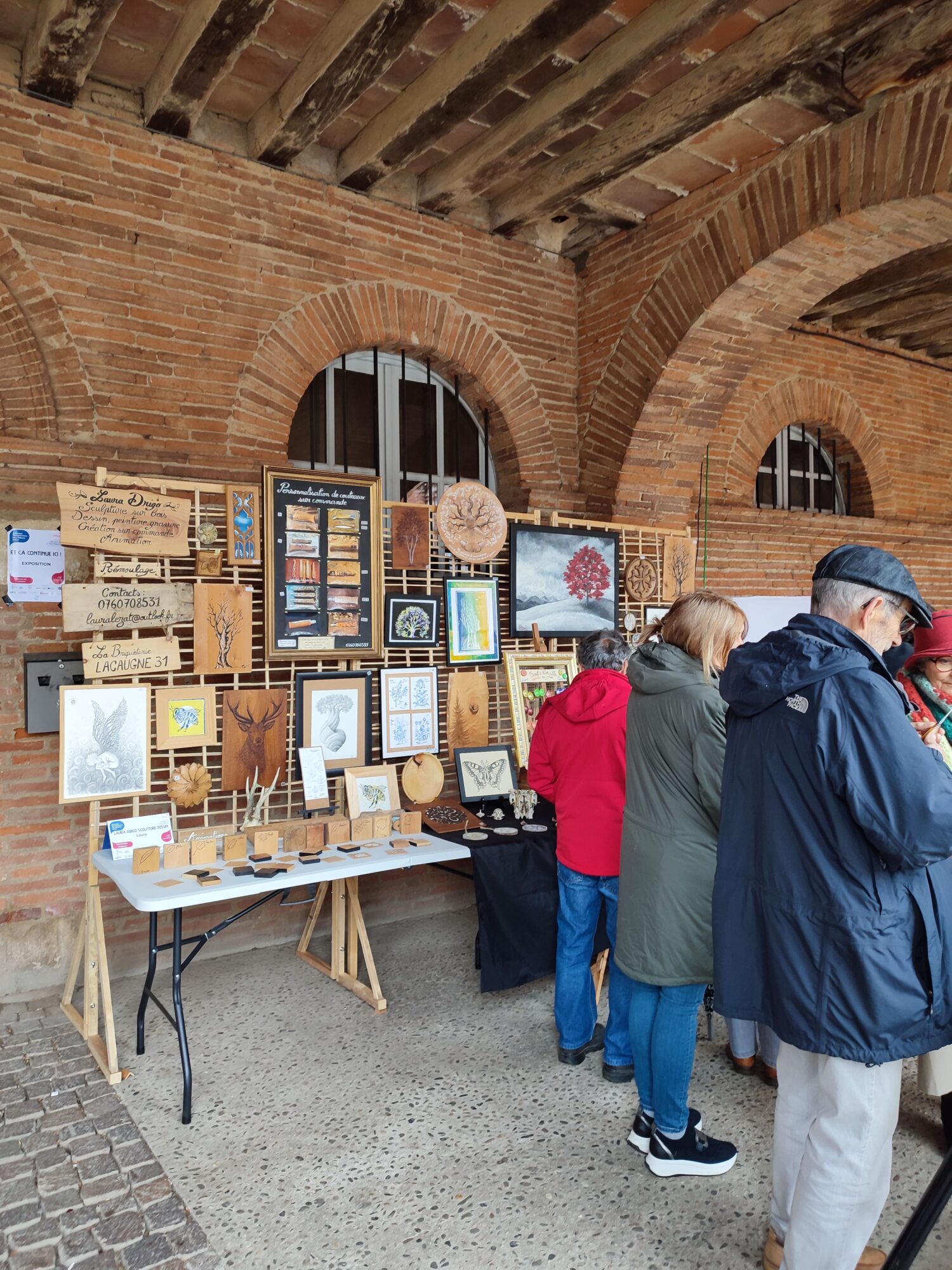 Stand d’artisanat en bois avec visiteurs, Office de Tourisme Cœur de Garonne