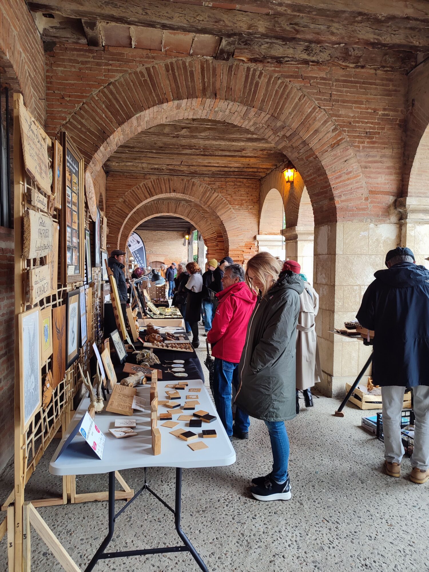 Visiteurs devant des stands d'artisanat, Office de Tourisme Cœur de Garonne