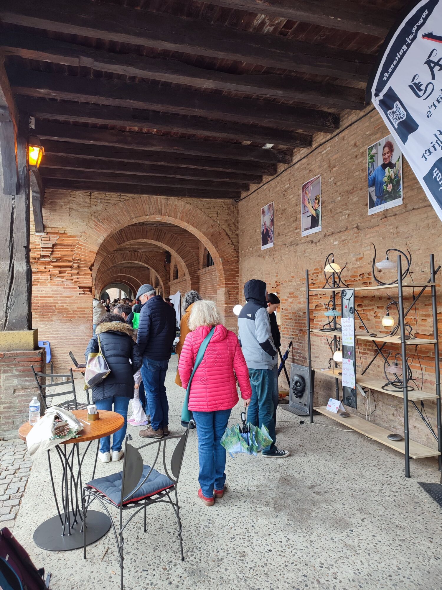 Visiteurs devant un stand artisanal, Office de Tourisme Cœur de Garonne