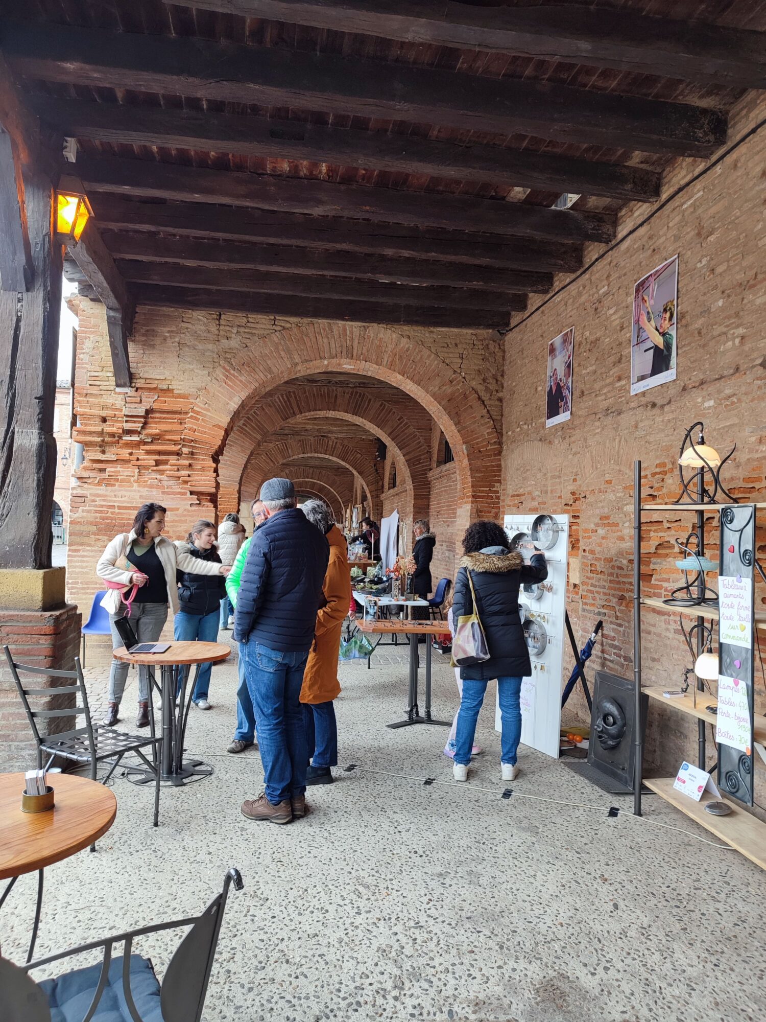 Visiteurs découvrant un marché artisanal, Office de Tourisme Cœur de Garonne