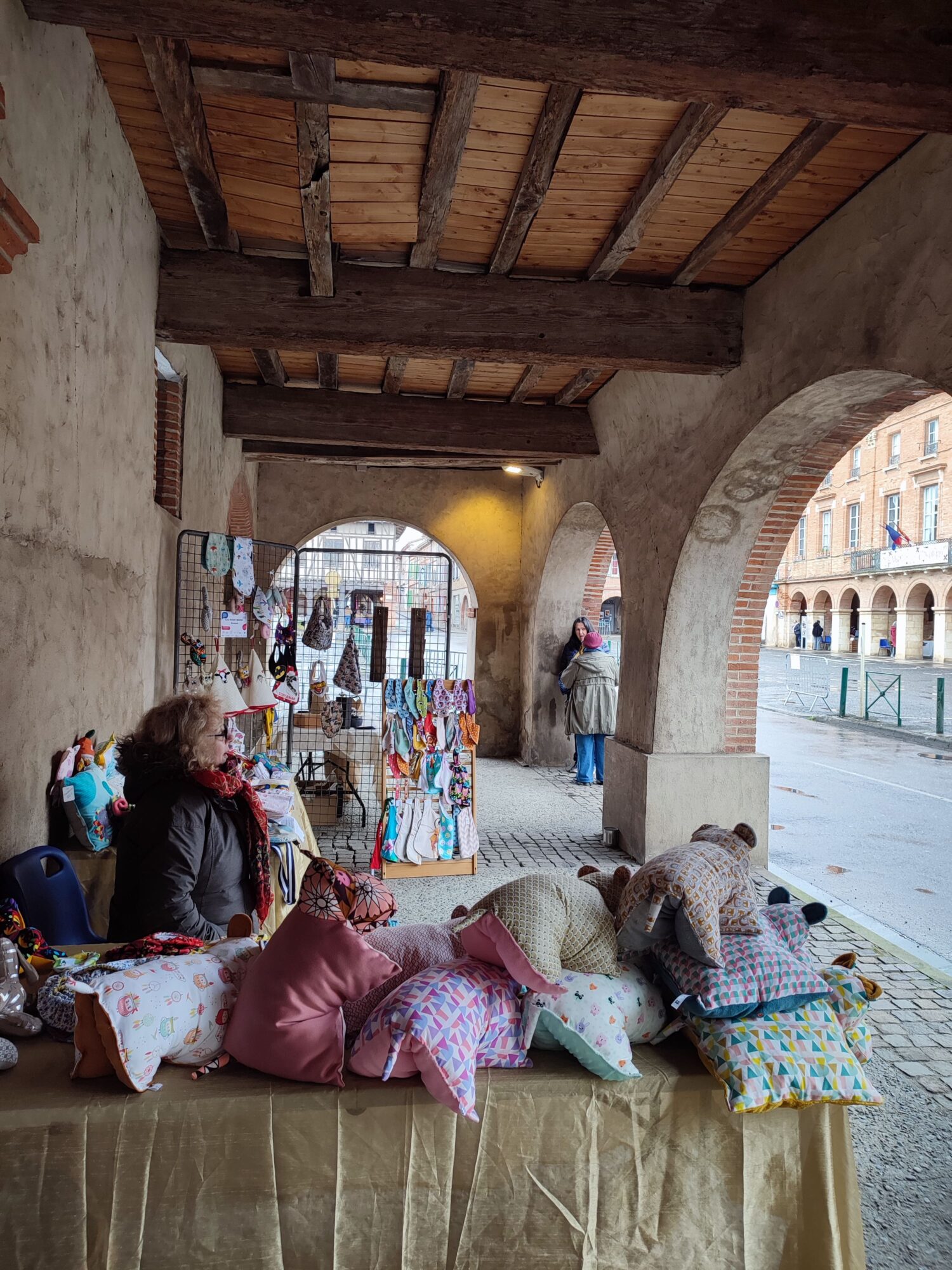 Stand de coussins et créations textiles sous arcade à Cœur de Garonne