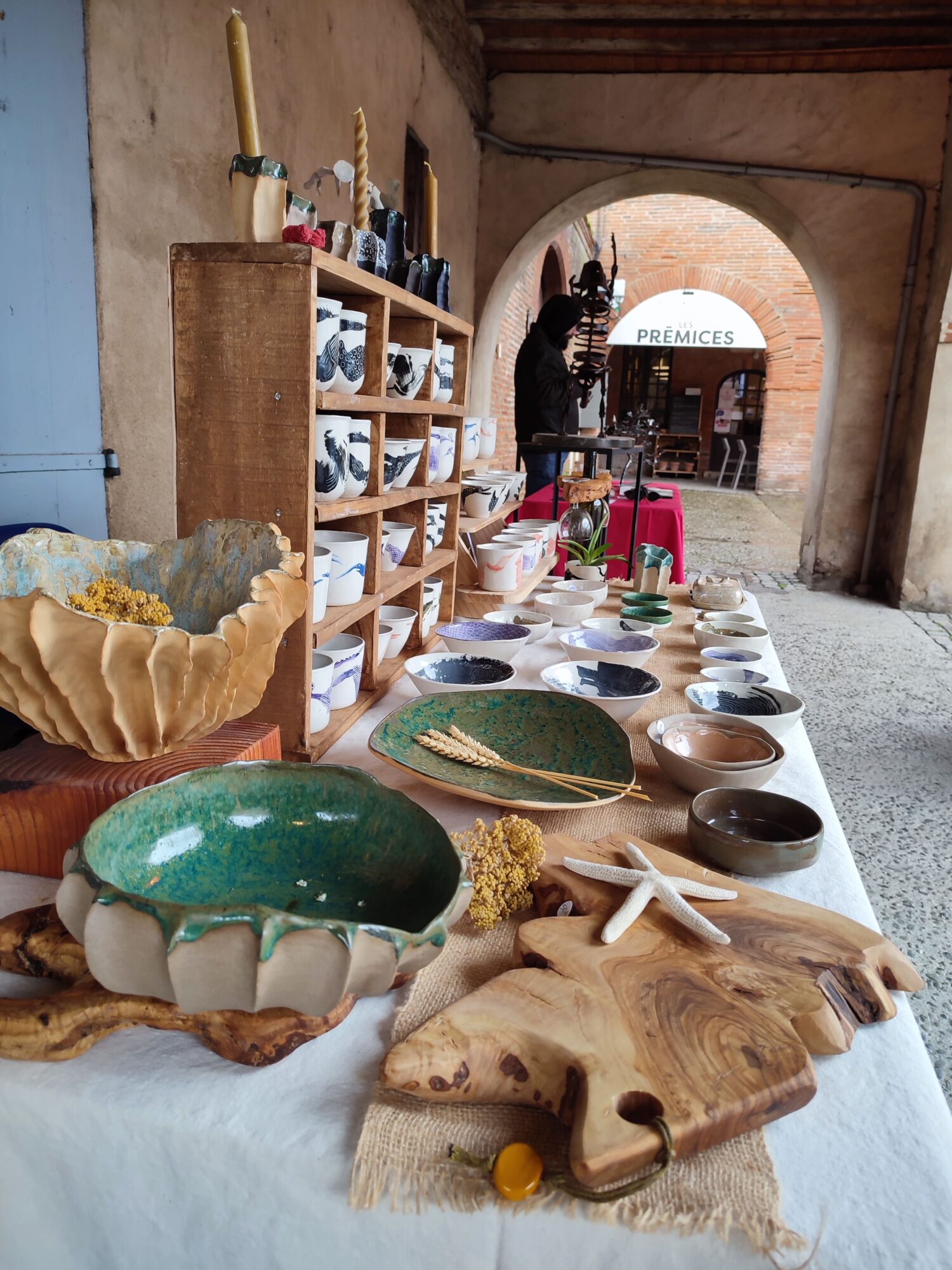 Vaisselle artisanale en céramique exposée par l’Office de Tourisme Cœur de