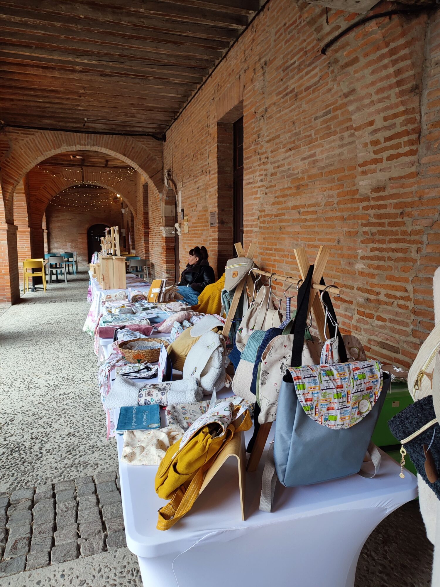 Stand d’artisanat avec sacs et créations textiles, Office de Tourisme Cœur de
