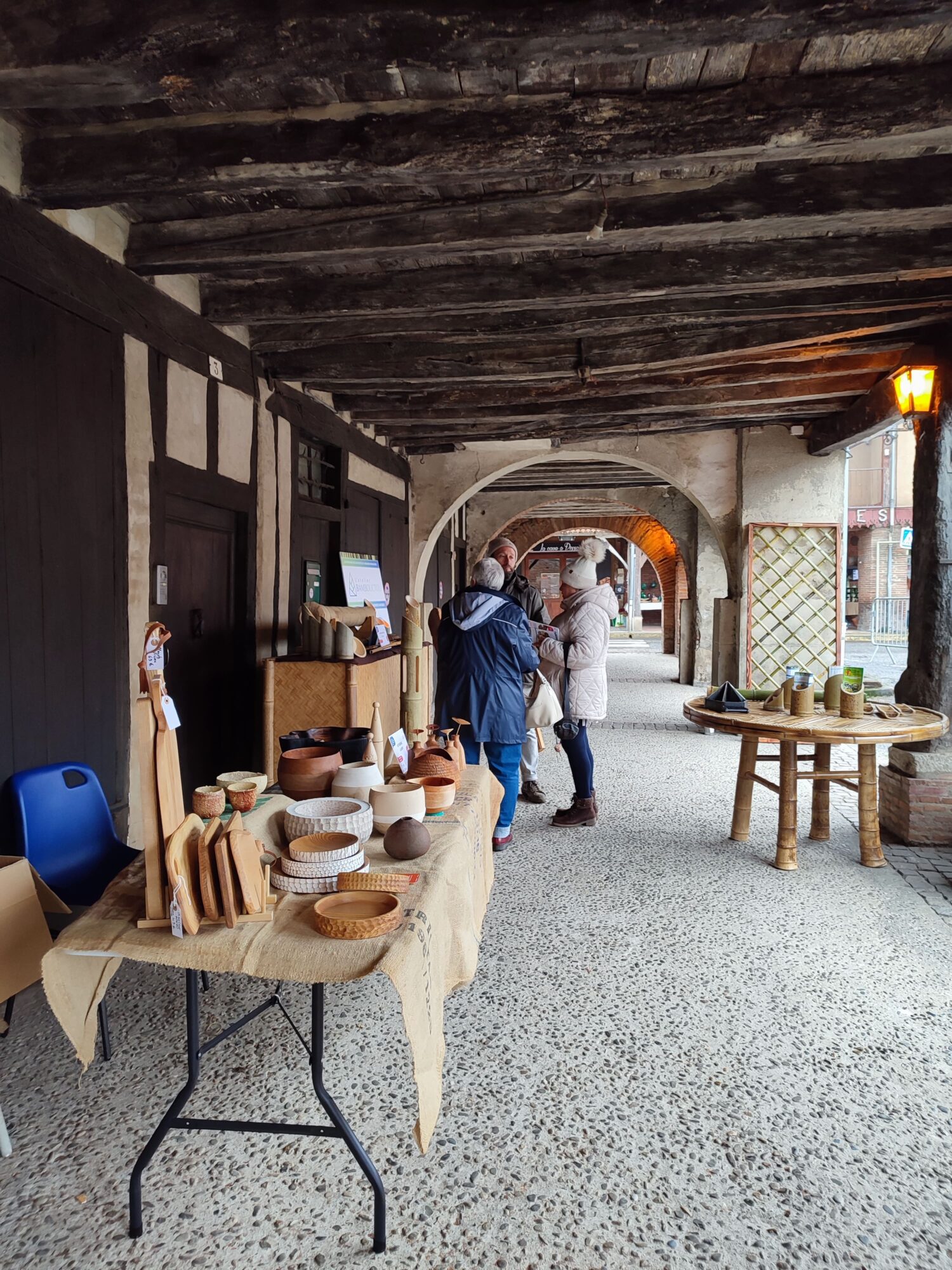 Stand d’artisanat en bois présenté par l’Office de Tourisme Cœur de Garonne