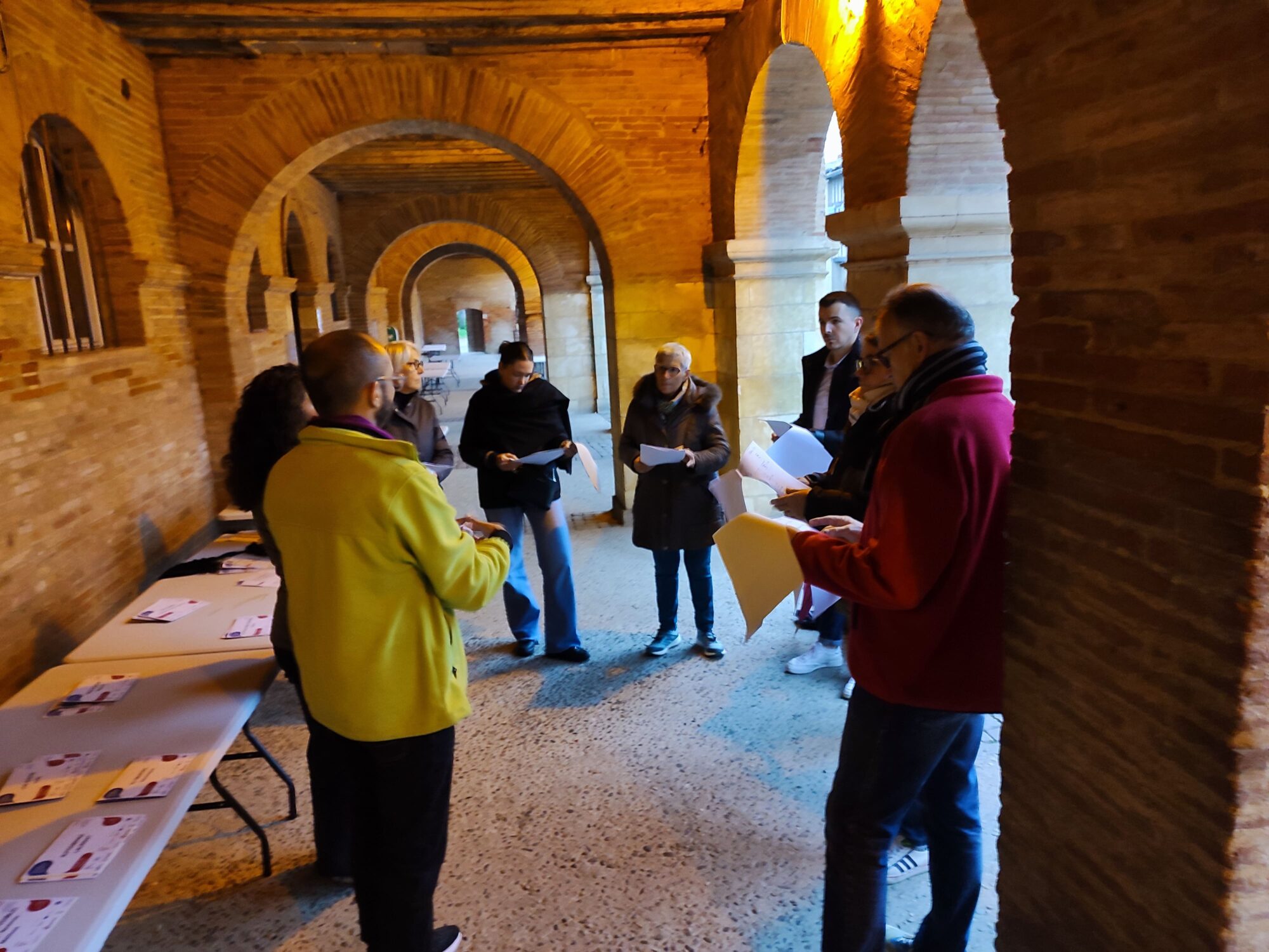 Groupe en réunion avec documents, Office de Tourisme Cœur de Garonne