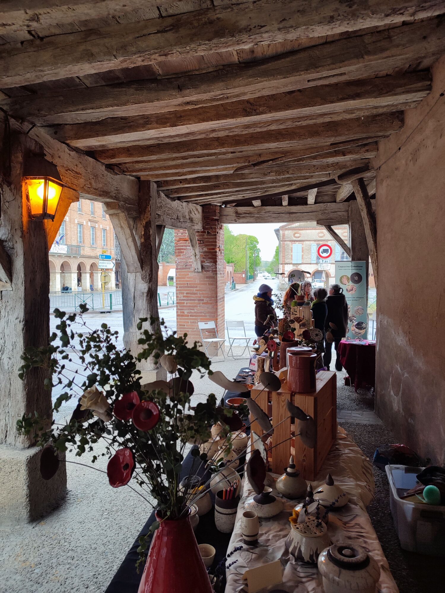 Exposition d’artisanat sous galerie couverte, Office de Tourisme Cœur de Garonne