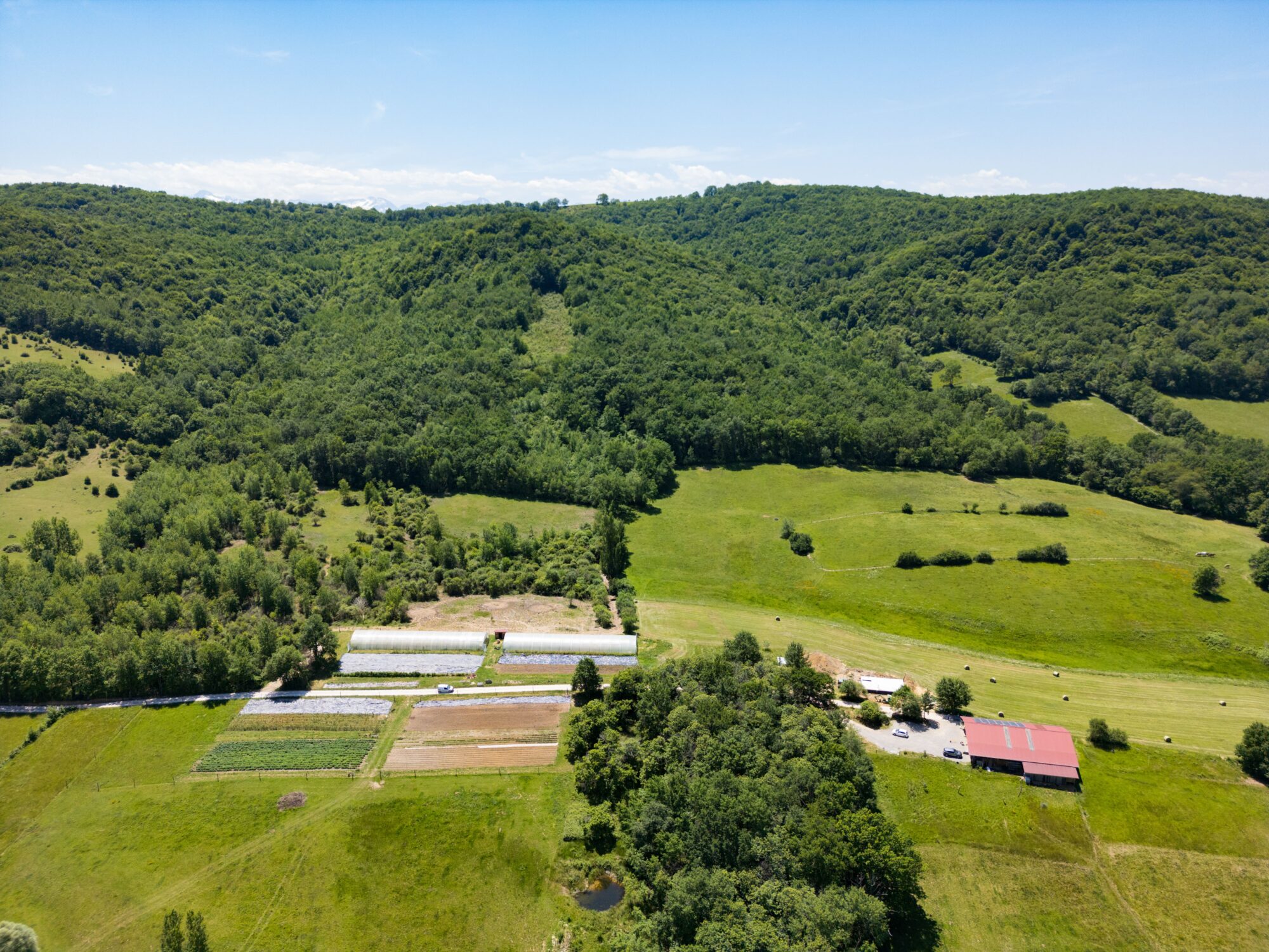 Vue aérienne de champs et serres en Cœur de Garonne
