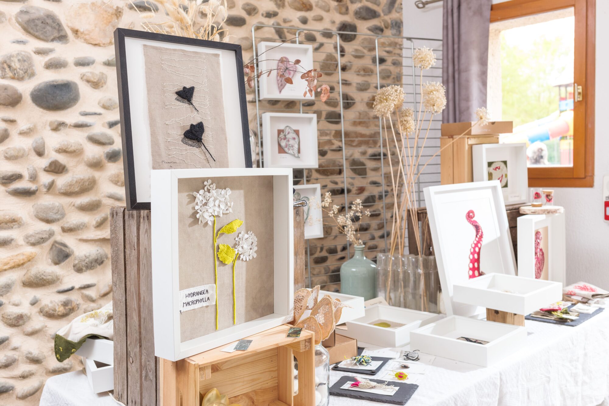 Cadres d’art textile floral exposés à l’Office de Tourisme Cœur de Garonne