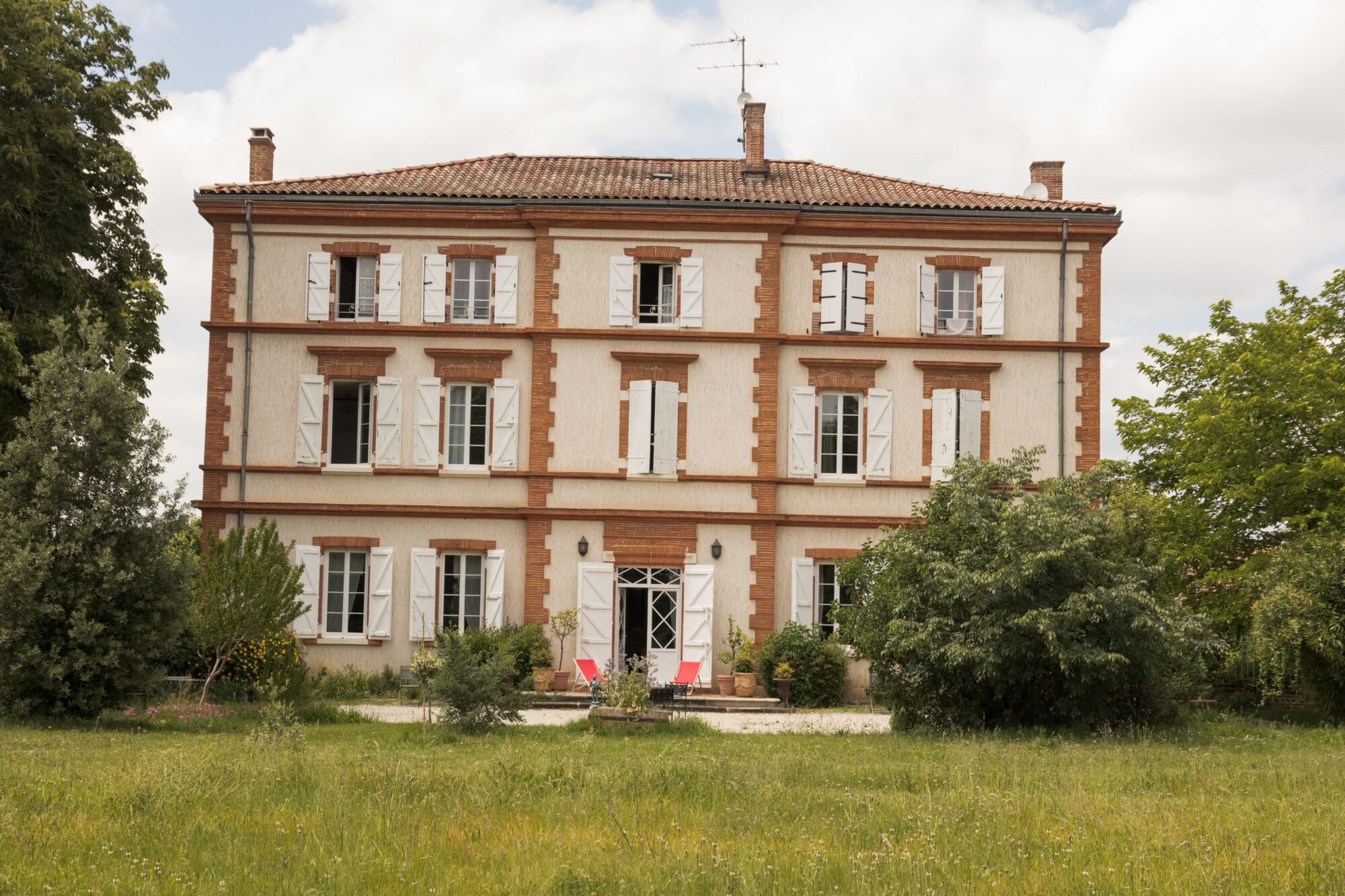 Grande maison de maître aux volets blancs en Cœur de Garonne