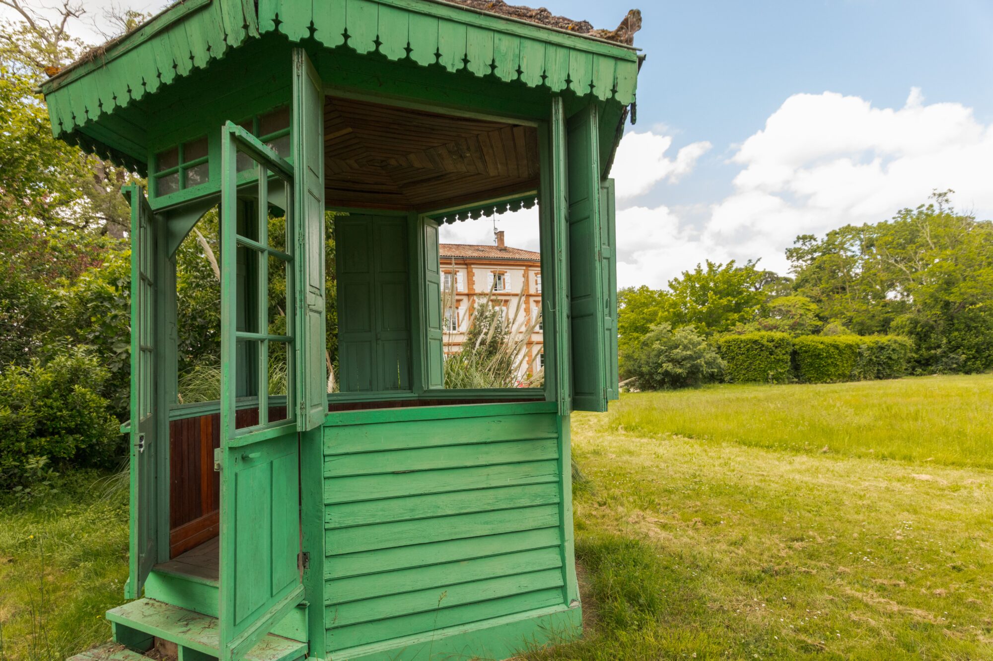Pavillon en bois vert aux volets ouverts, Office de Tourisme Cœur de Garonne