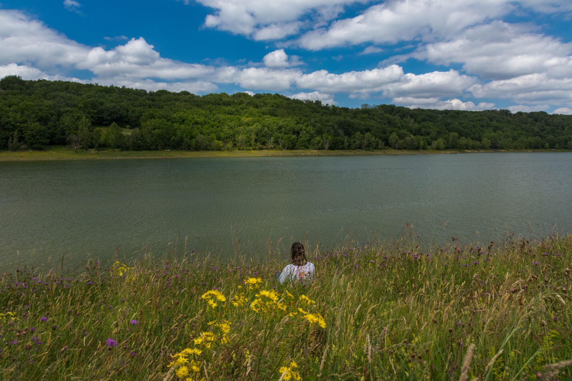 Promeneuse au bord d’un lac, Office de Tourisme Cœur de Garonne