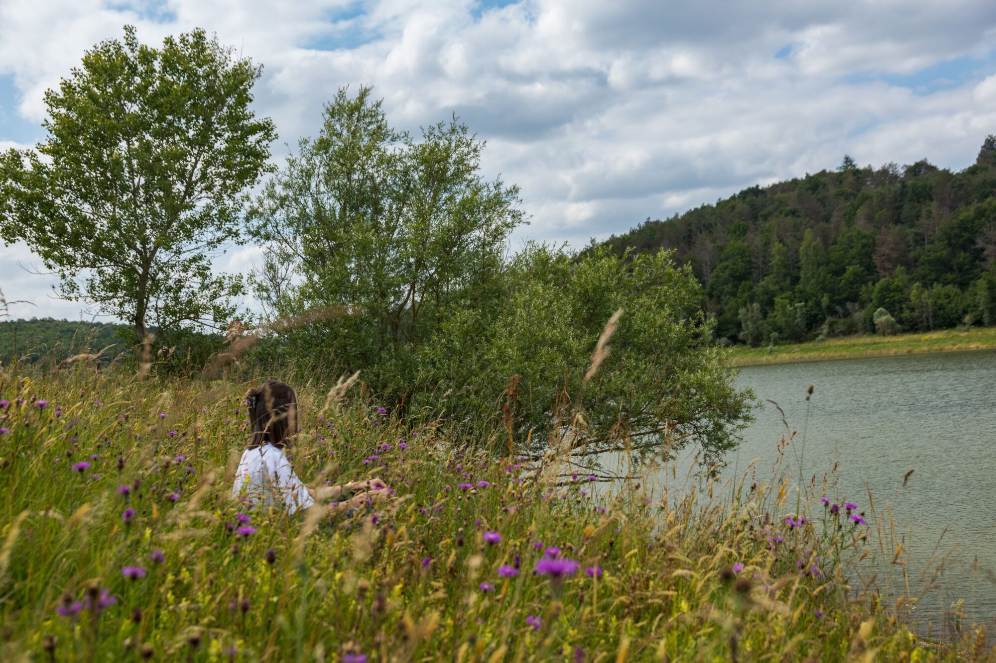 Promeneuse au bord d’un lac, Office de Tourisme Cœur de Garonne