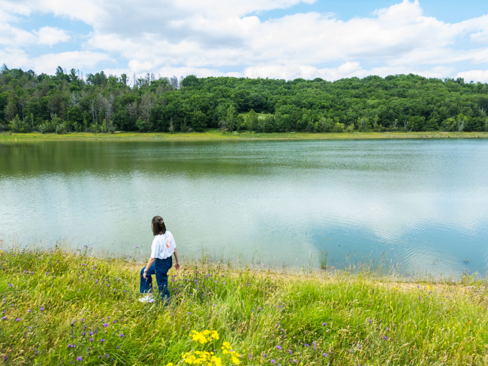 Promeneuse au bord d’un lac, Office de Tourisme Cœur de Garonne