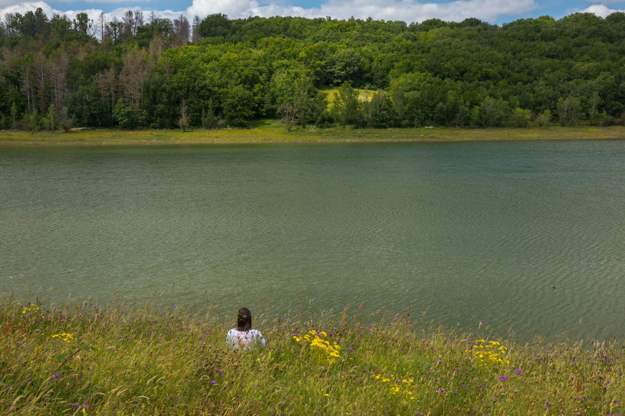 Promeneuse face au lac, Office de Tourisme Cœur de Garonne