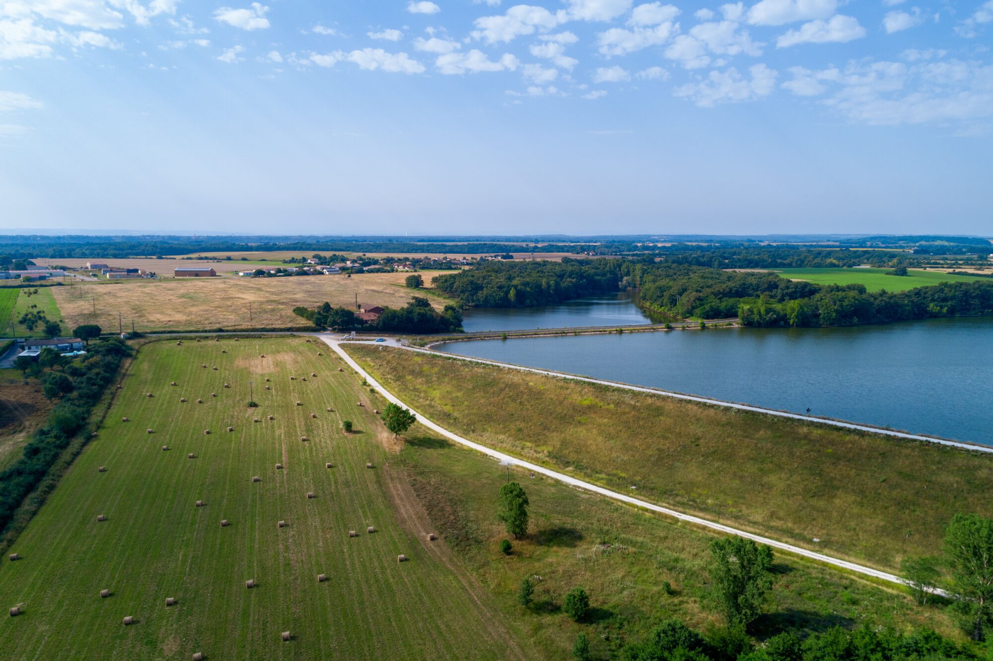 Vue aérienne de champs et lac en Cœur de Garonne