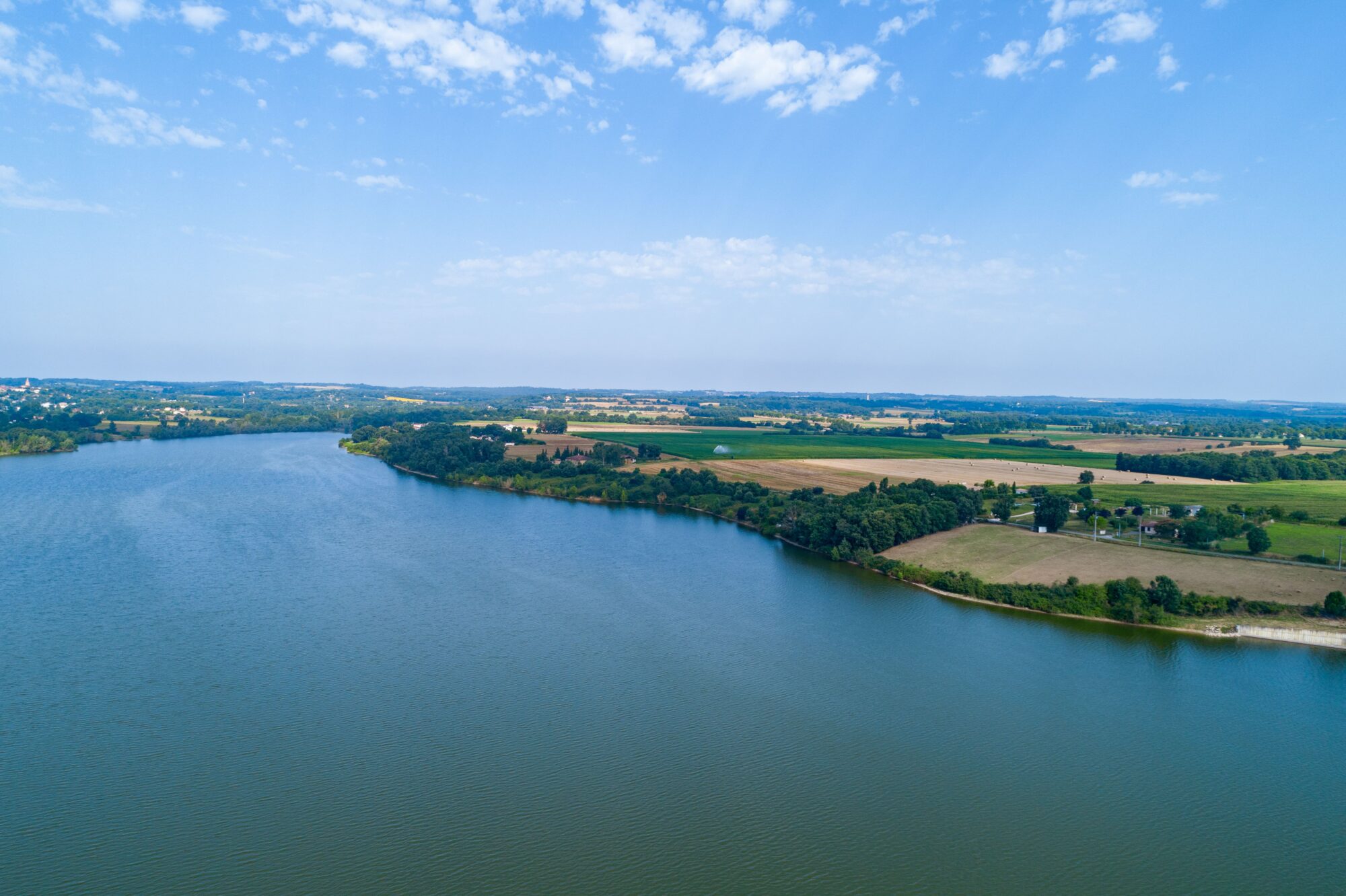 Vue aérienne d'un lac bordé de champs, Office de Tourisme Cœur de Garonne