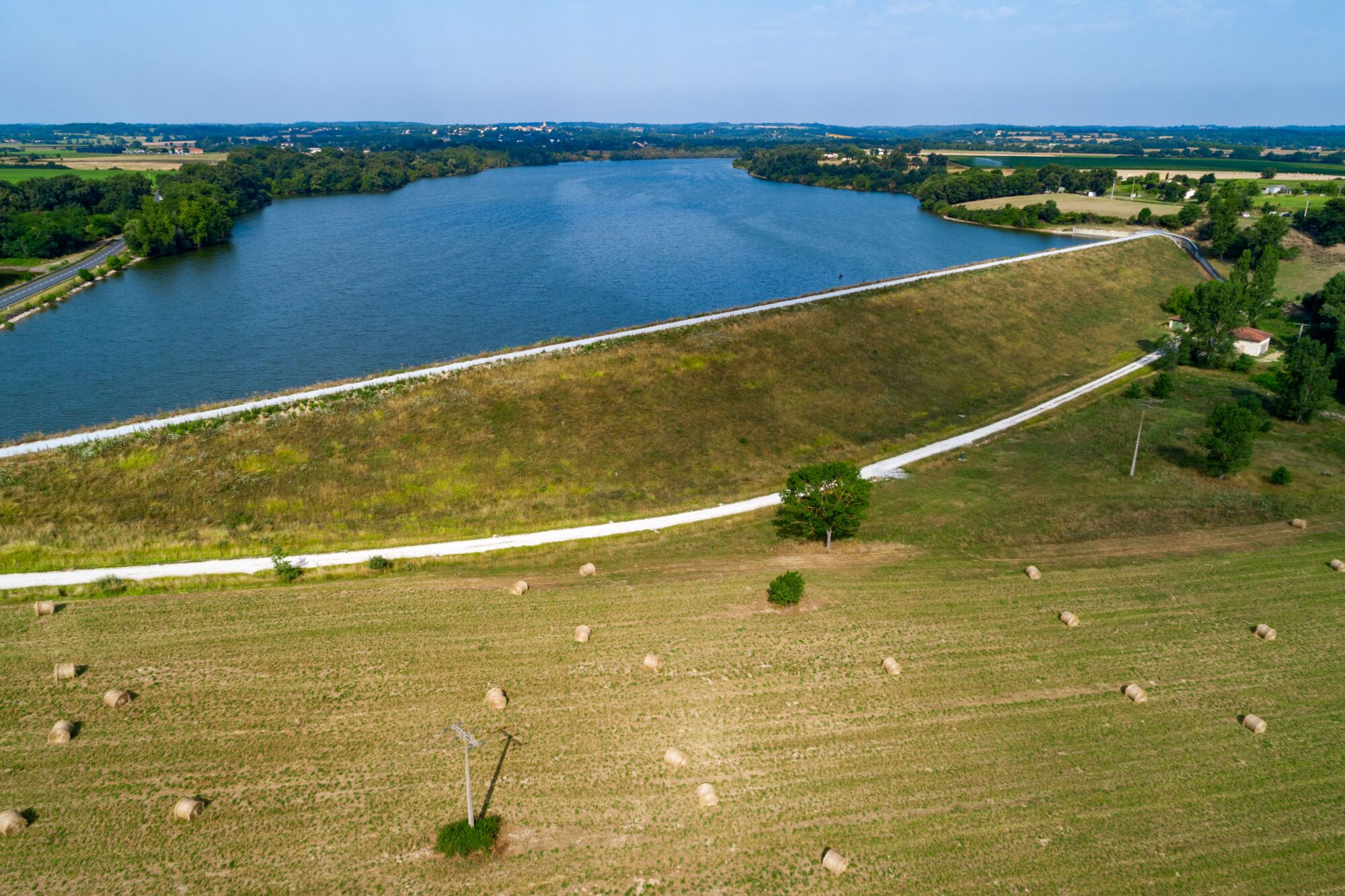Lac et digue vus du ciel, Office de Tourisme Cœur de Garonne